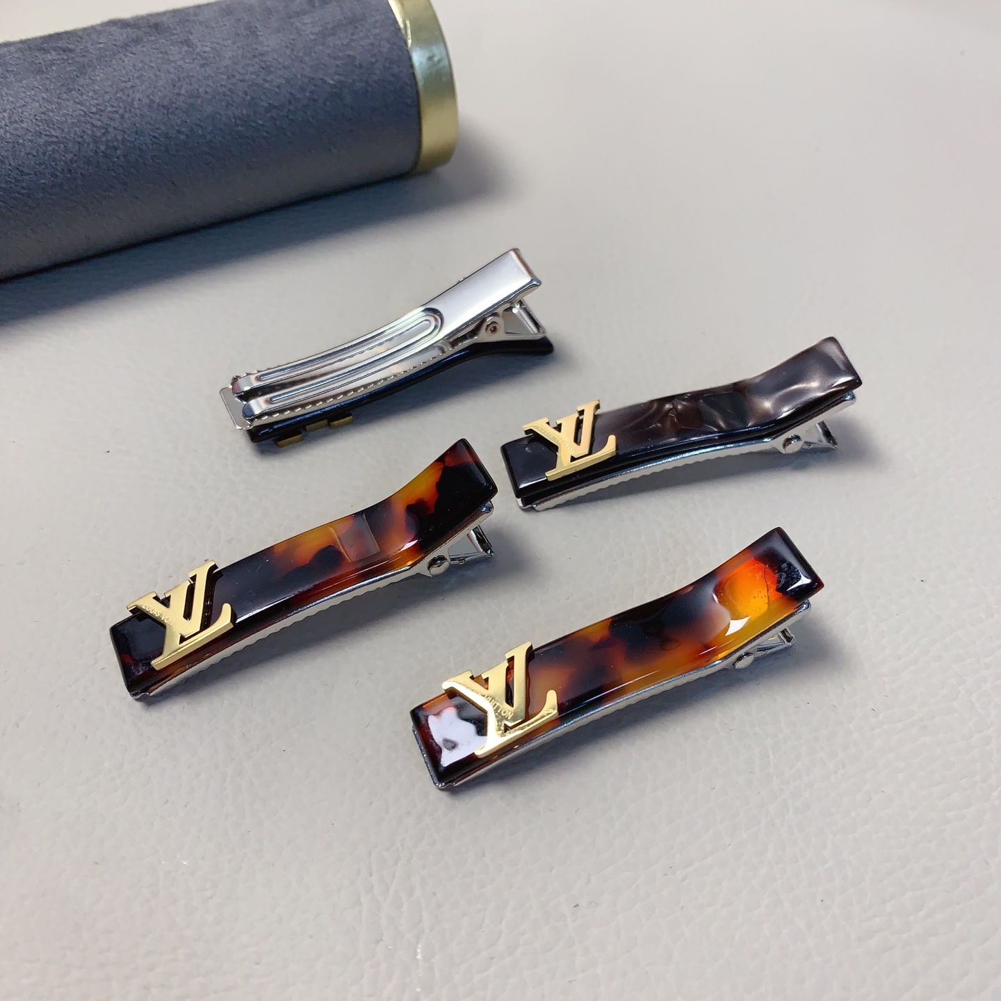 LV路易威登驴牌发夹钛钢logo压夹边夹日常精致小单品 气质百搭小仙女必入单品 宝藏款 闭眼入🥰推荐款（