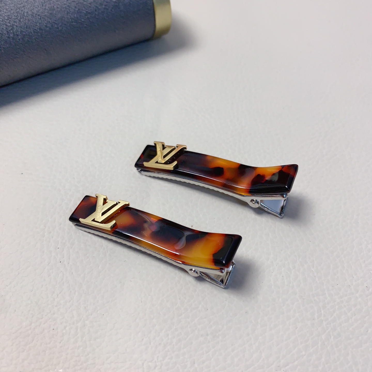 LV路易威登驴牌发夹钛钢logo压夹边夹日常精致小单品 气质百搭小仙女必入单品 宝藏款 闭眼入🥰推荐款（