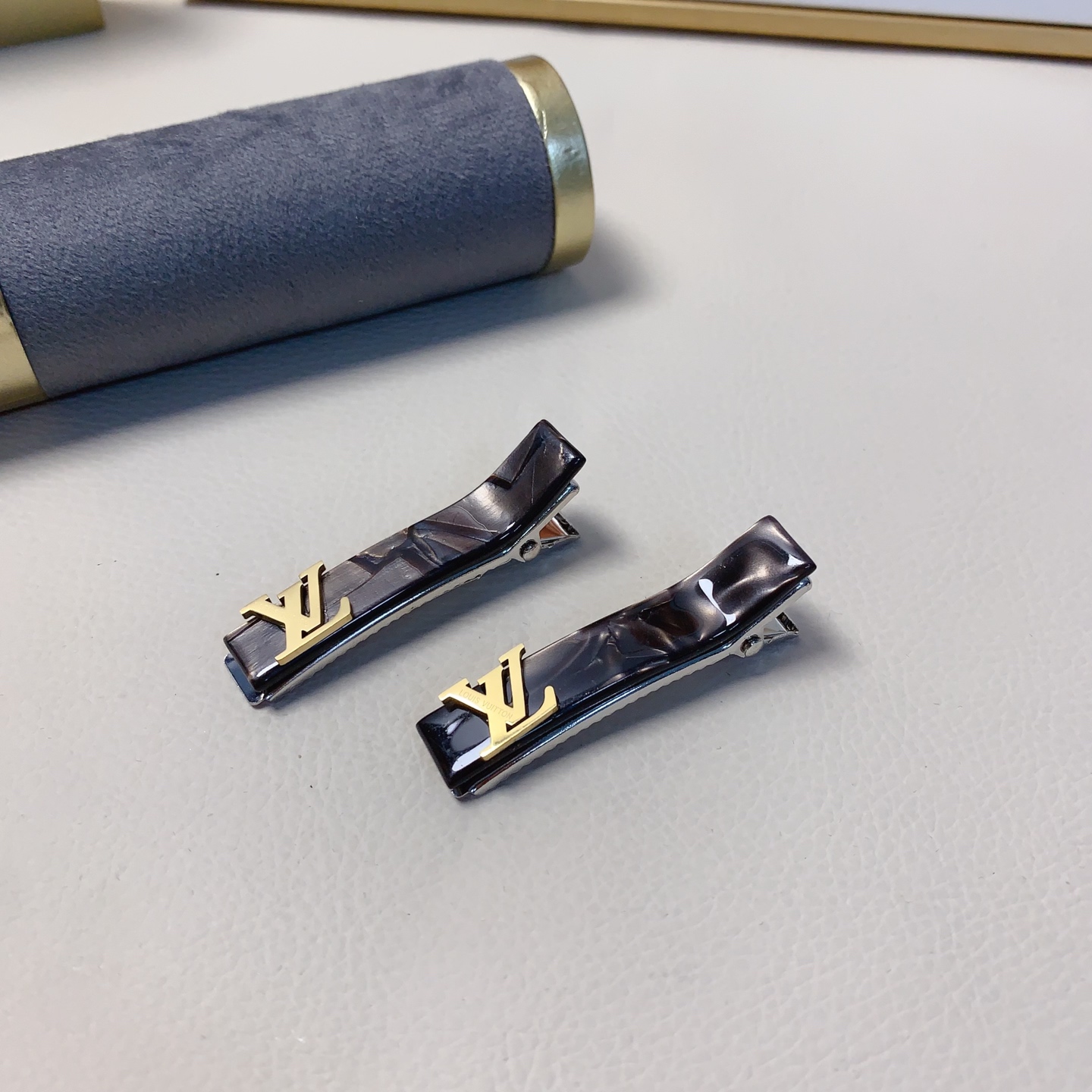 LV路易威登驴牌发夹钛钢logo压夹边夹日常精致小单品 气质百搭小仙女必入单品 宝藏款 闭眼入🥰推荐款（