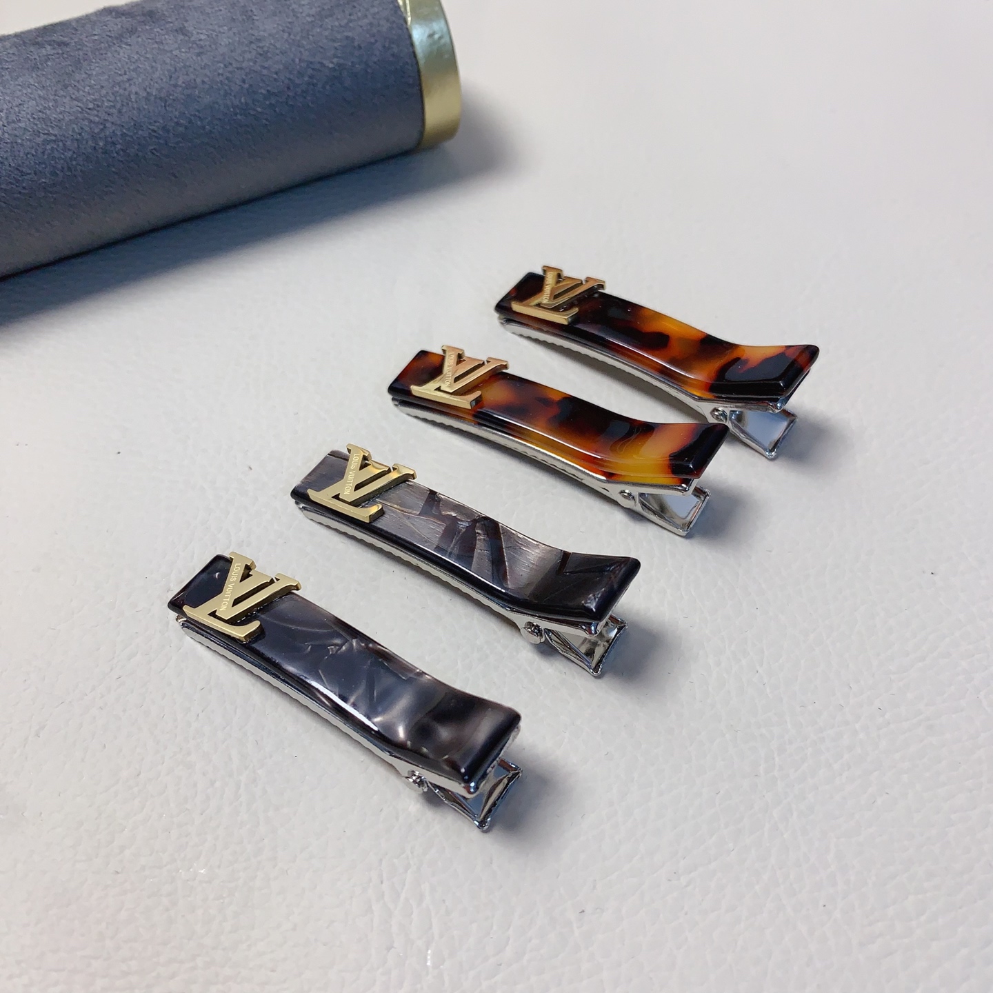 LV路易威登驴牌发夹钛钢logo压夹边夹日常精致小单品 气质百搭小仙女必入单品 宝藏款 闭眼入🥰推荐款（