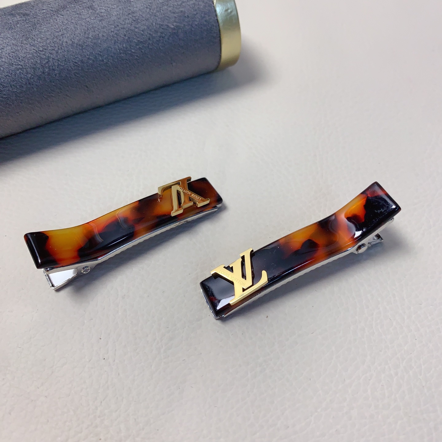 LV路易威登驴牌发夹钛钢logo压夹边夹日常精致小单品 气质百搭小仙女必入单品 宝藏款 闭眼入🥰推荐款（