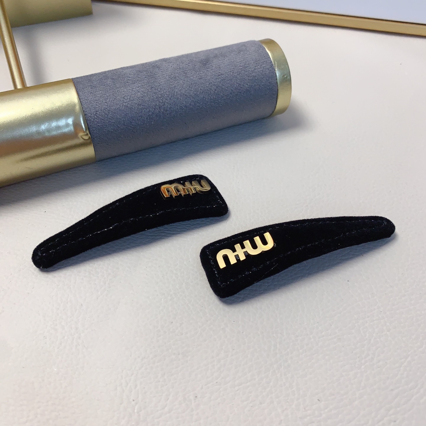 miumiu缪缪miumiu发夹丝绒钛钢logo压夹bb夹边夹日常精致小单品 气质百搭小仙女必入单品 宝