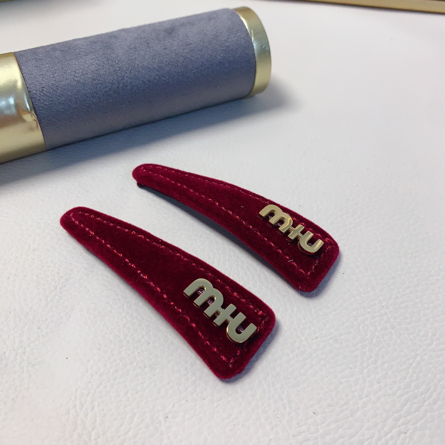 miumiu缪缪miumiu发夹丝绒钛钢logo压夹bb夹边夹日常精致小单品 气质百搭小仙女必入单品 宝