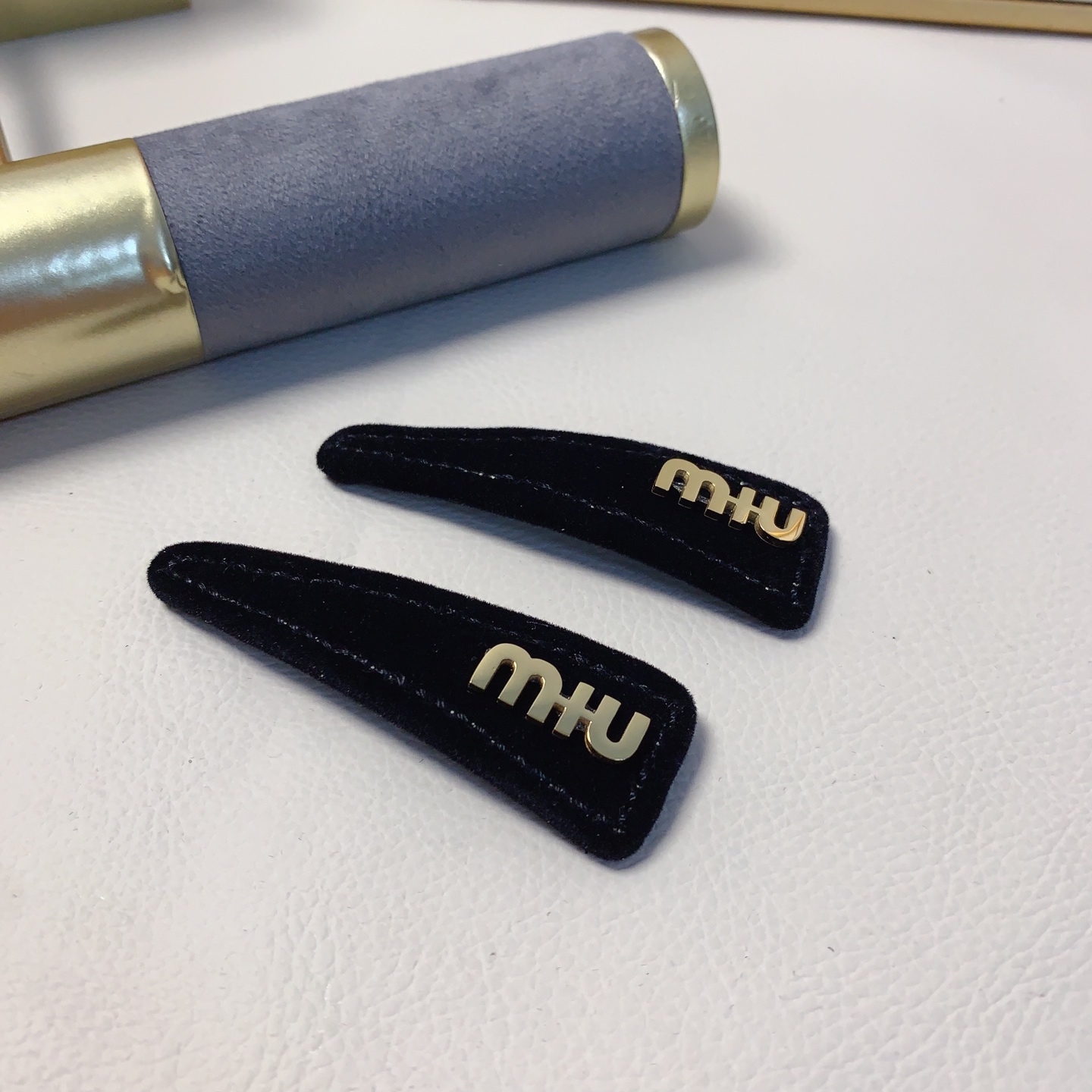 miumiu缪缪miumiu发夹丝绒钛钢logo压夹bb夹边夹日常精致小单品 气质百搭小仙女必入单品 宝