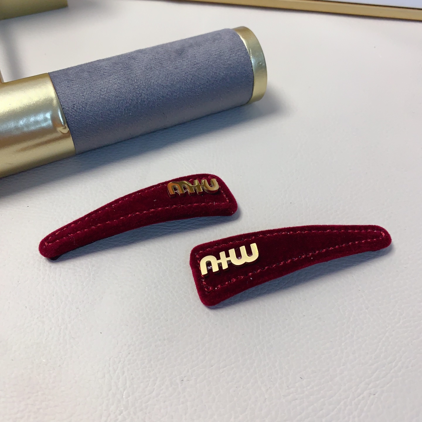 miumiu缪缪miumiu发夹丝绒钛钢logo压夹bb夹边夹日常精致小单品 气质百搭小仙女必入单品 宝