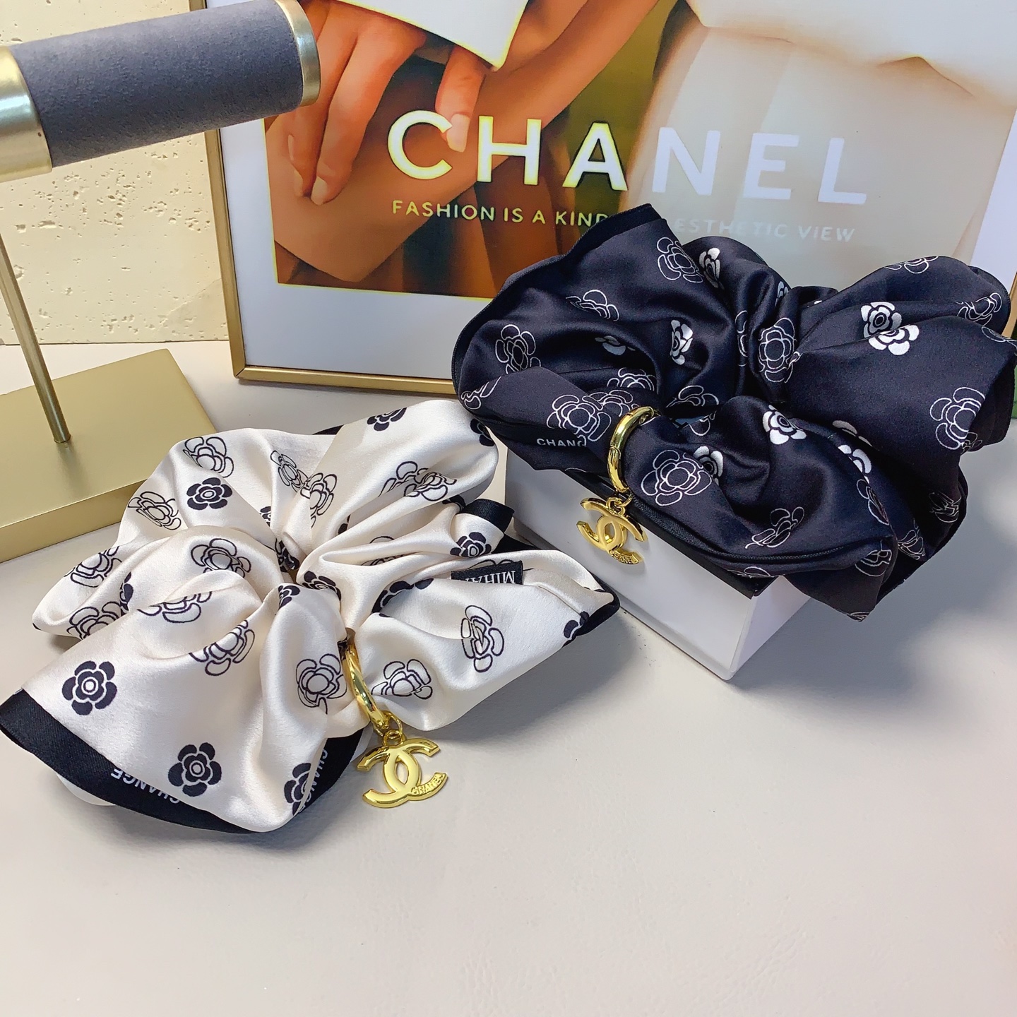 chanel小香chanel皮筋绸缎吊牌logo皮筋发圈大肠圈气质百搭小仙女必入单品 宝藏款 闭眼入🥰推