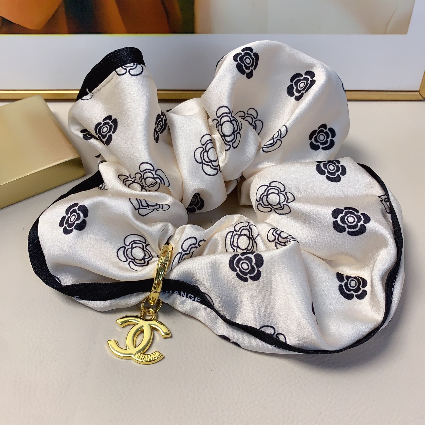 chanel小香chanel皮筋绸缎吊牌logo皮筋发圈大肠圈气质百搭小仙女必入单品 宝藏款 闭眼入🥰推