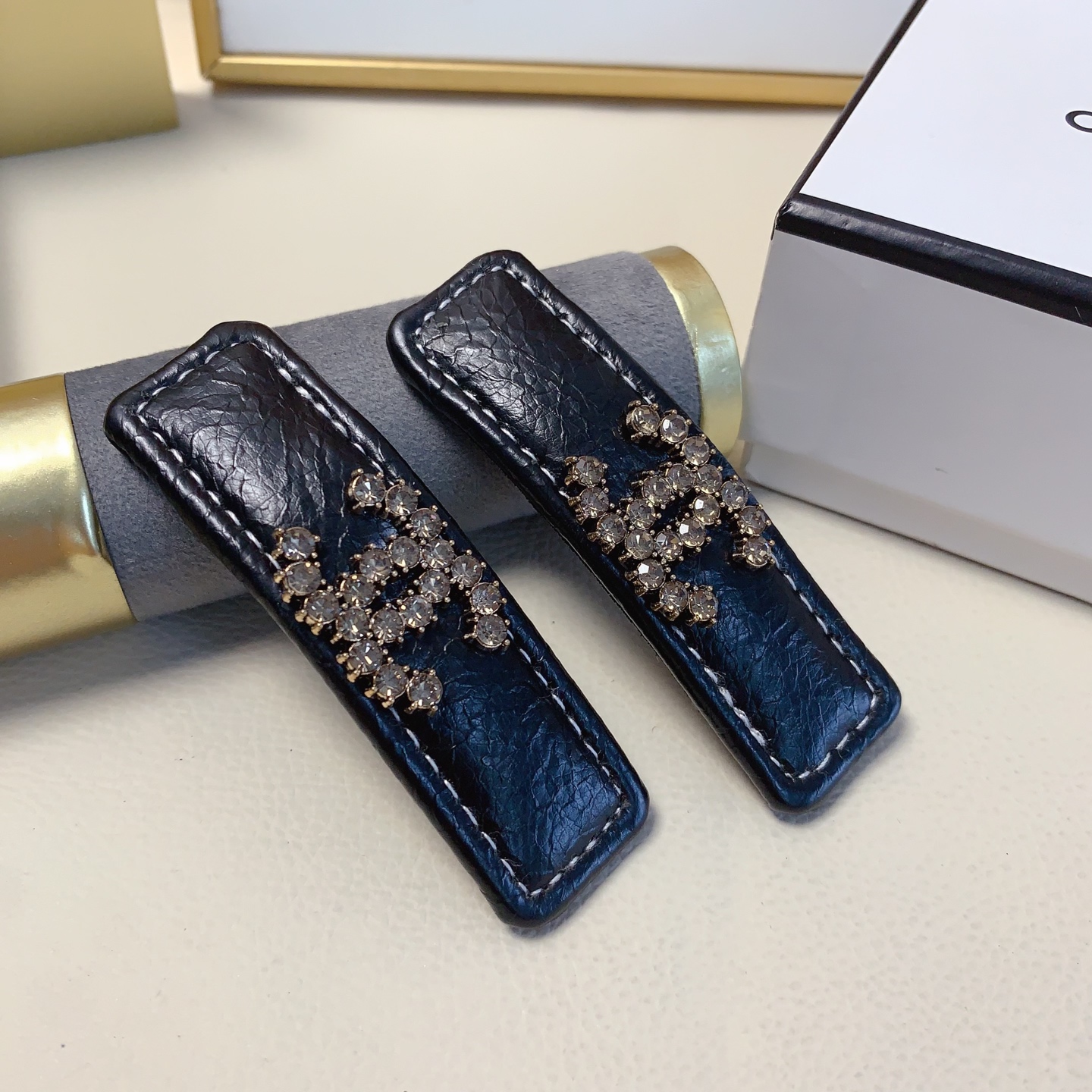 Chanel pequeño Chanel pinza para el cabello, pinza de piel de becerro con logotipo lleno de diamantes, pinza BB, pinza …