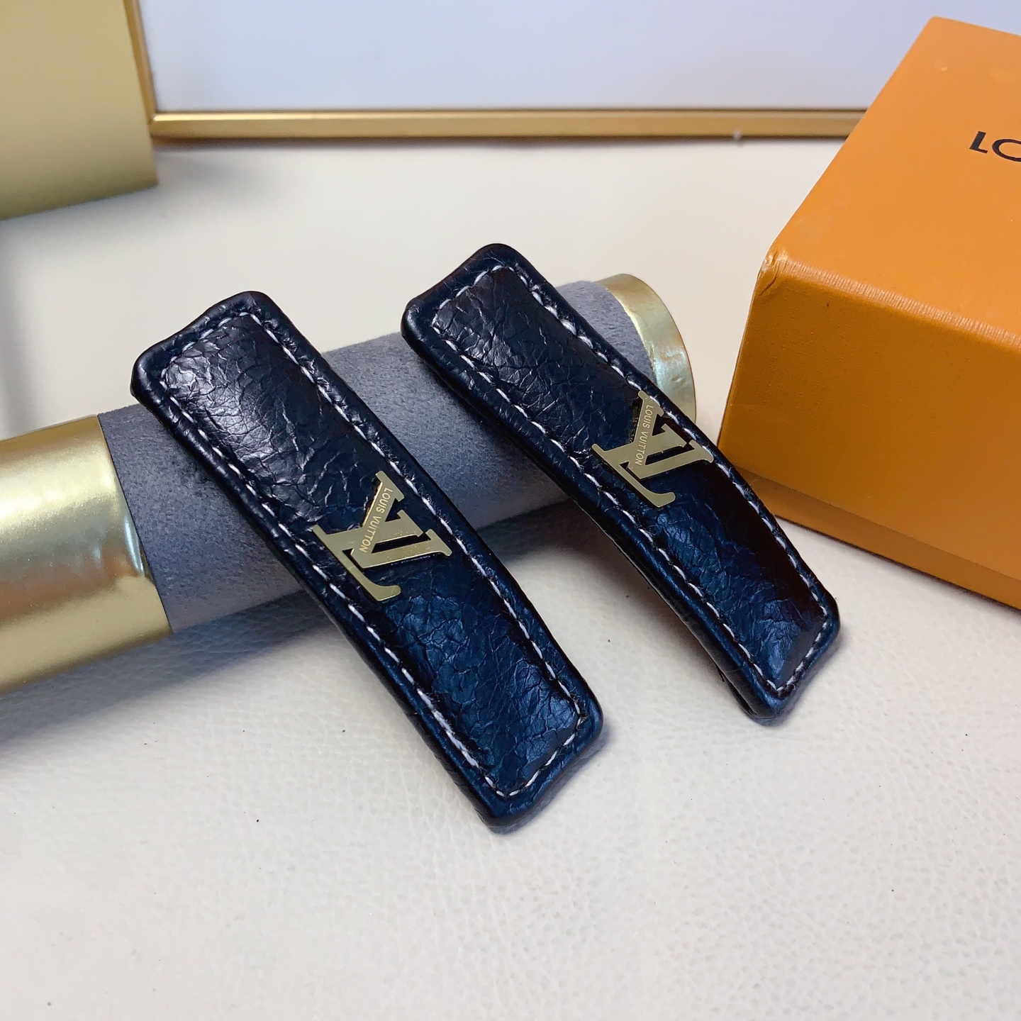 LV Louis Vuitton pinza de clip de acero titanio de cuero, pinza bb, pinza lateral, accesorio pequeño y elegante para el…