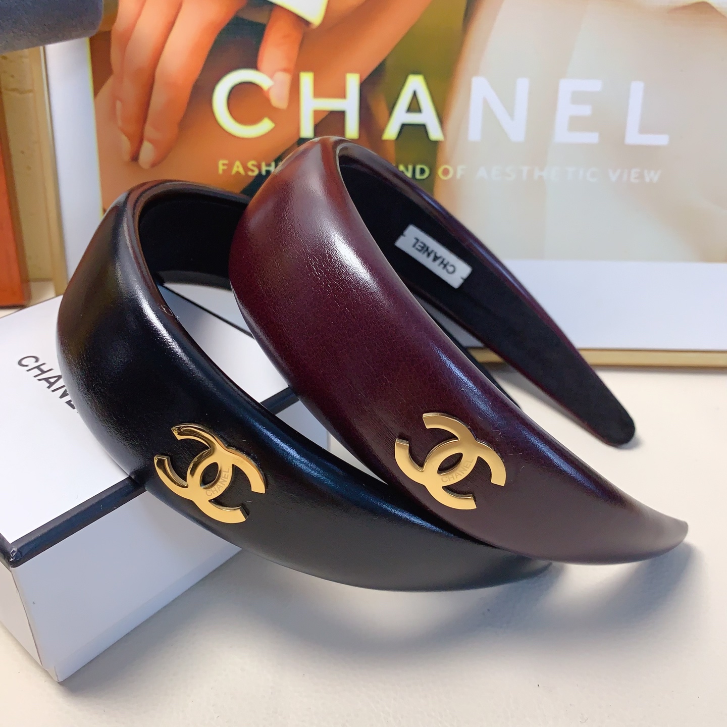 Chanel pequeño Chanel diadema, diadema de cuero con logo de acero de titanio, estilo de lujo y moda, imprescindible par…
