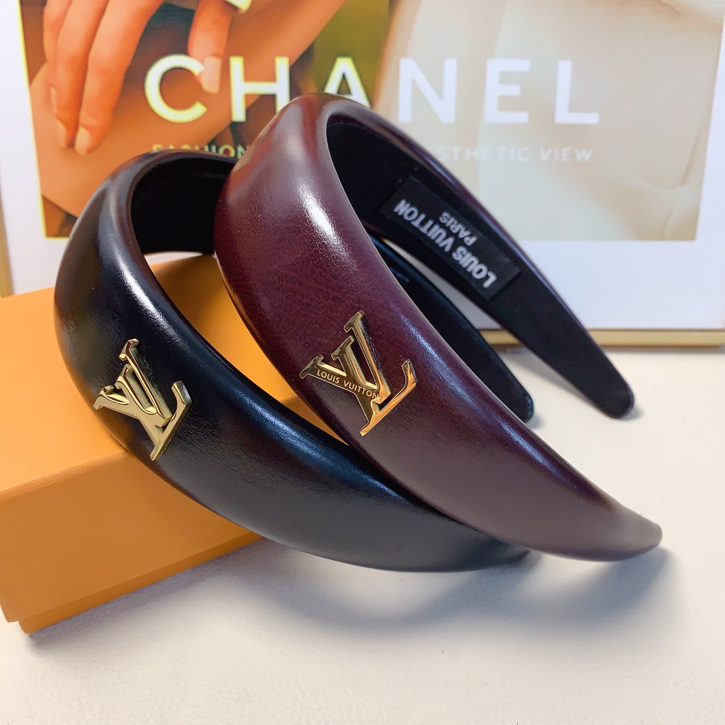 LV Louis Vuitton diadema de logo de acero titanio de cuero, estilo de moda ligero y lujoso, elegante y versátil, impres…