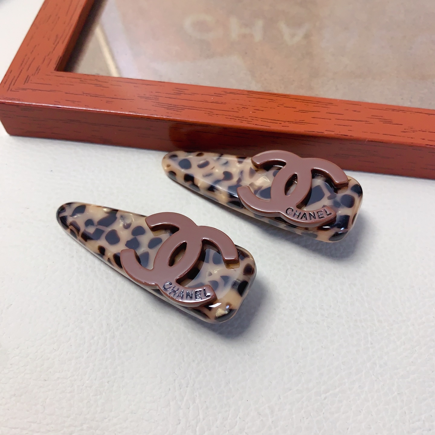Chanel pequeño Chanel pinza para el pelo, pinza de leopardo de acetato, pinza pequeña, pinza lateral, pequeño accesorio…
