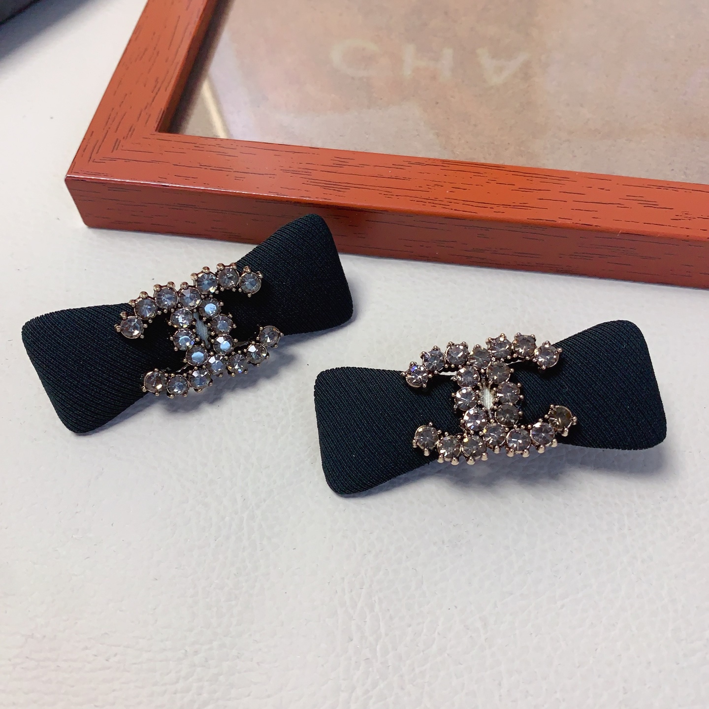 Chanel pequeño Chanel pinza para el pelo, pinza de lazo con logo, pinza pequeña, pinza lateral, pequeño accesorio diari…