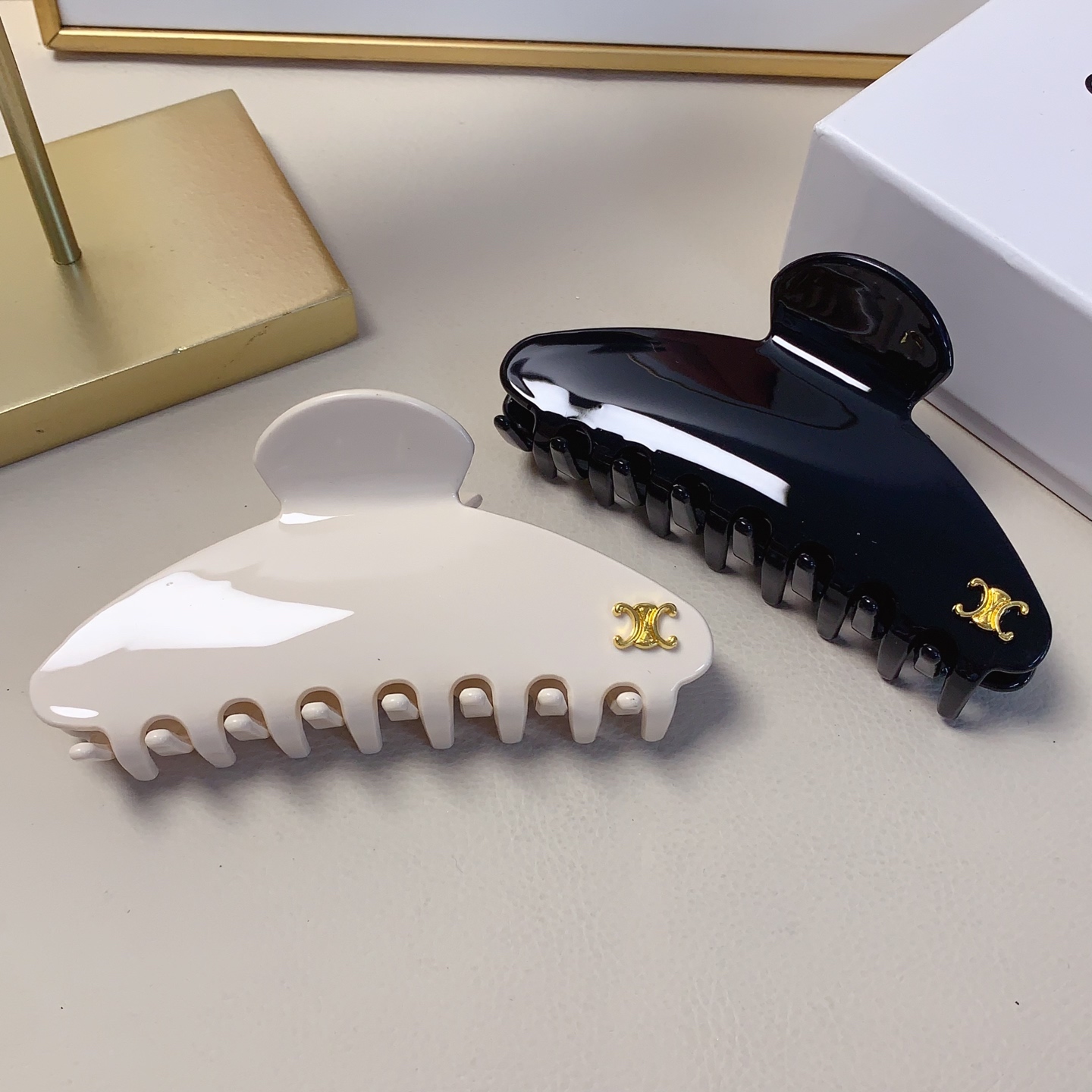 celine Celine Arc de Triomphe claw clip, acetate claw clip, elegant and versatile daily exquisite small item, must-have…