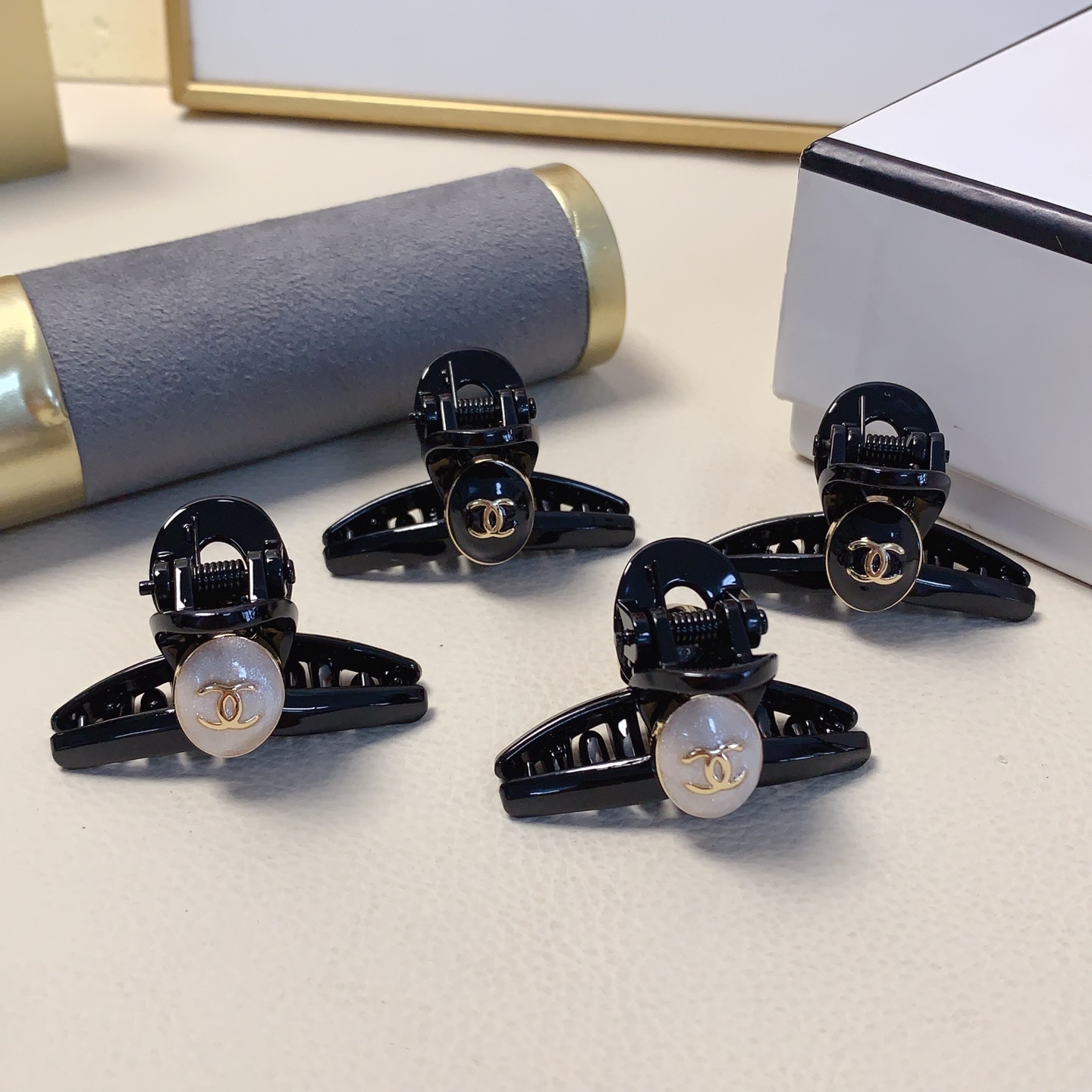Chanel pinza pequeña versión coreana mini pinza pequeña elegante y versátil para uso diario artículo pequeño exquisito …