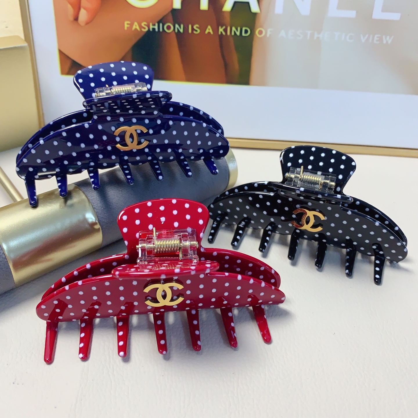 Chanel estilo Chanel, pinza Chanel, pinza con logo de acetato y acero de titanio con lunares, elegante y versátil para …