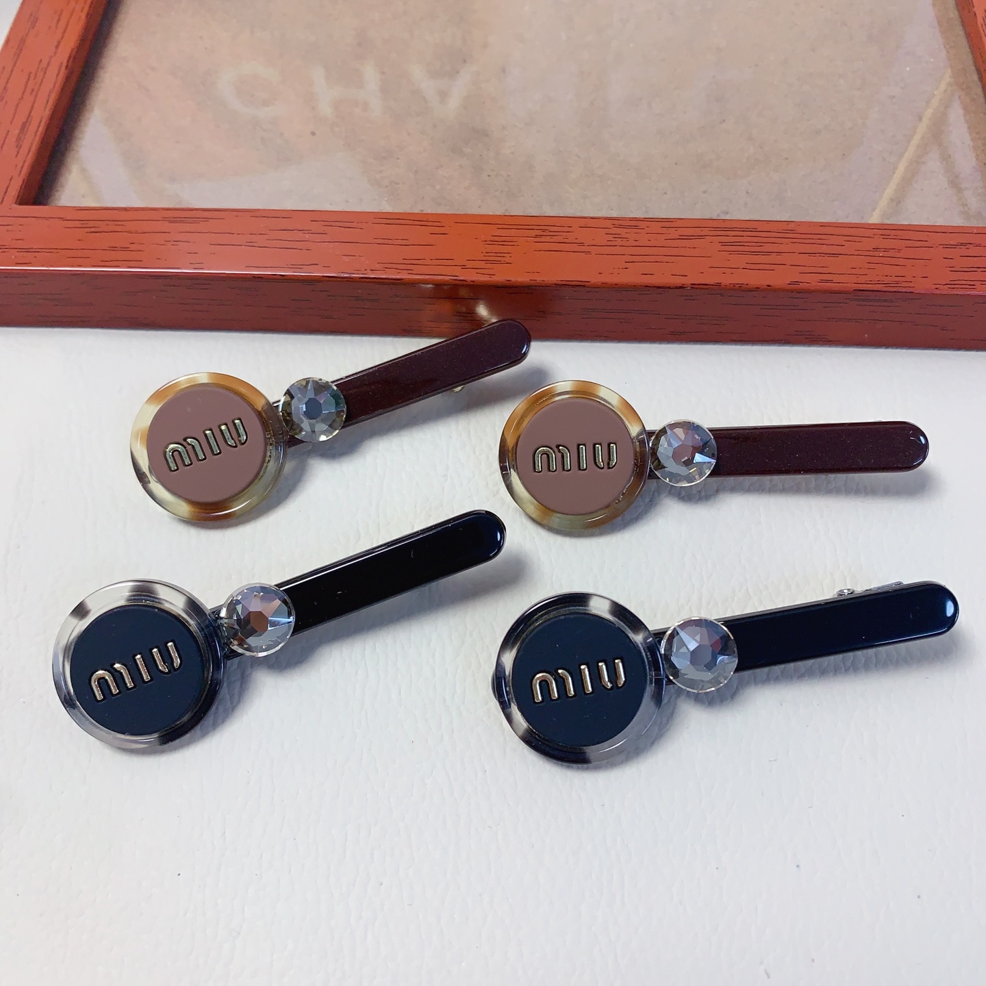 miumiu Miu Miu, miumiu, pinza lateral de acetato y cristal, artículo pequeño exquisito para el uso diario, elegante y v…