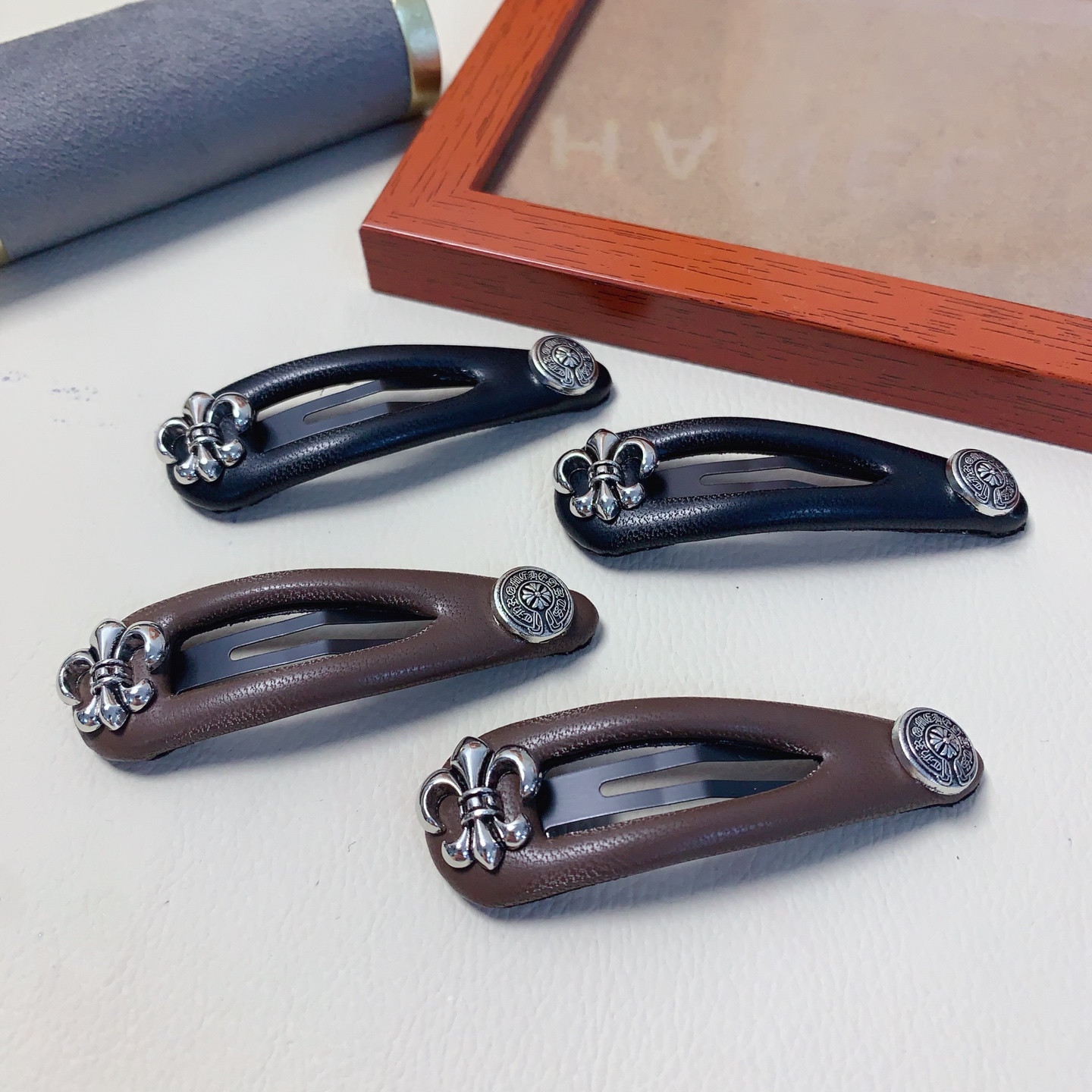 Pinza para el cabello Chrome Hearts, pinza de piel de cordero con logo, pinza pequeña para el borde, accesorio diario e…