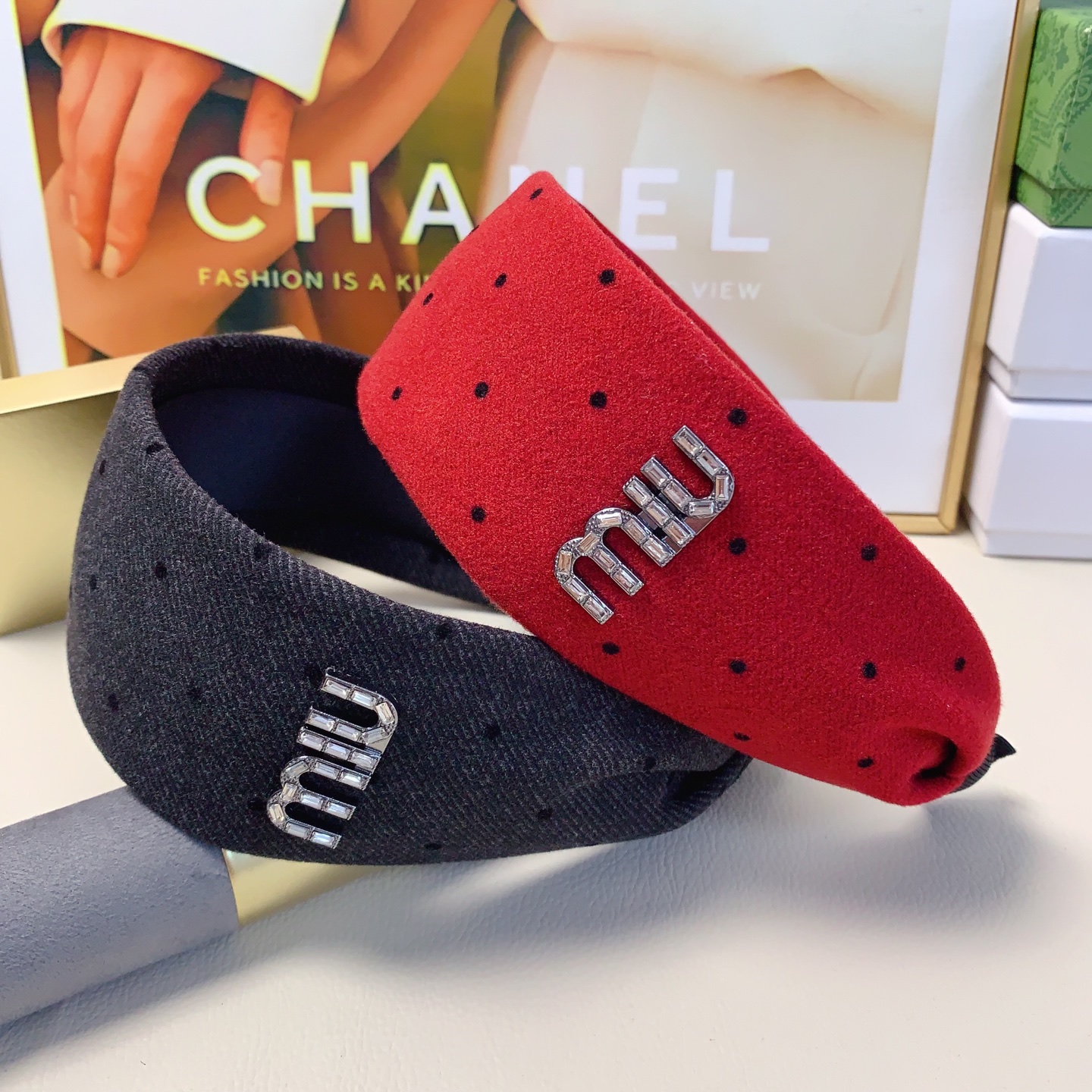 Miu Miu, diadema de Miu Miu, diadema ancha con cristales checos de lunares, estilo ligero y lujoso, elegante y versátil…