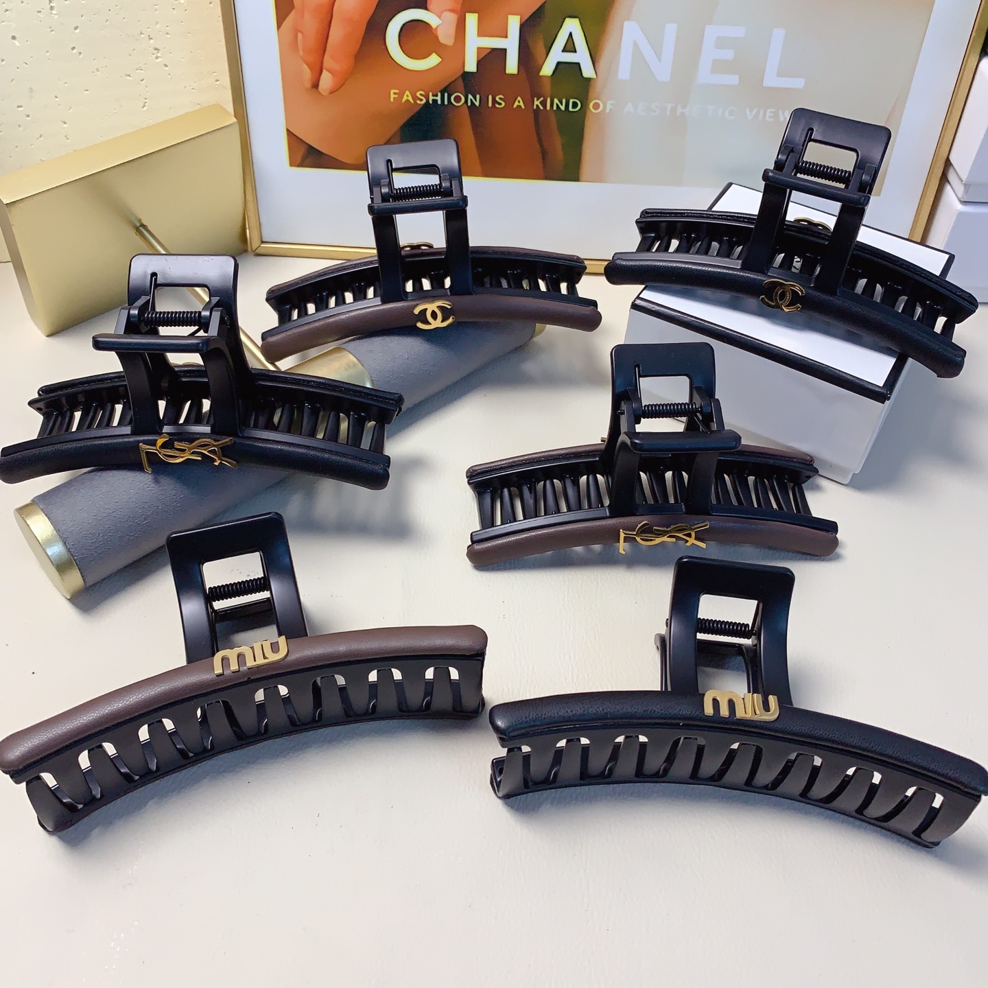 Imagen de colección de pinzas: miumiu, chanel pequeño, YSL, pinza con logo de acero titanio y piel de cordero, elegante…