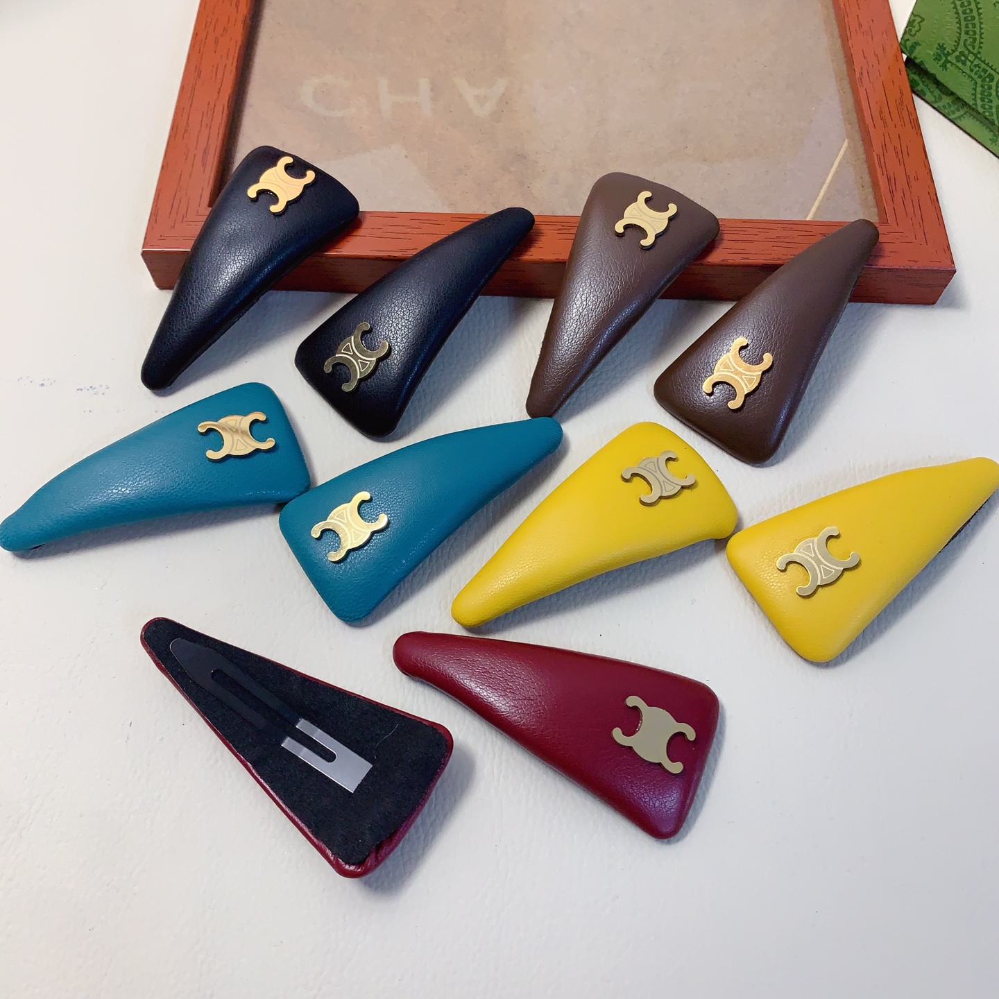 celine, clip de arco triunfal, clip lateral con logo de acero titanio y piel de cordero, pequeño accesorio diario elega…