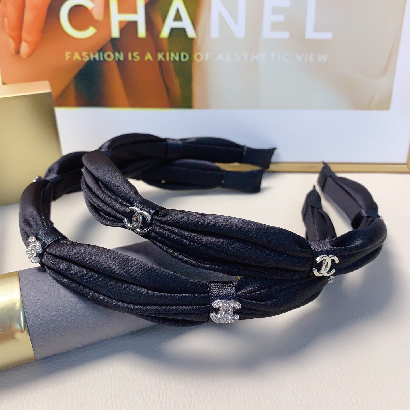 Chanel pequeño Chanel diadema versión estrecha de satén, estilo lujo, elegante y versátil, imprescindible para hadas pe…