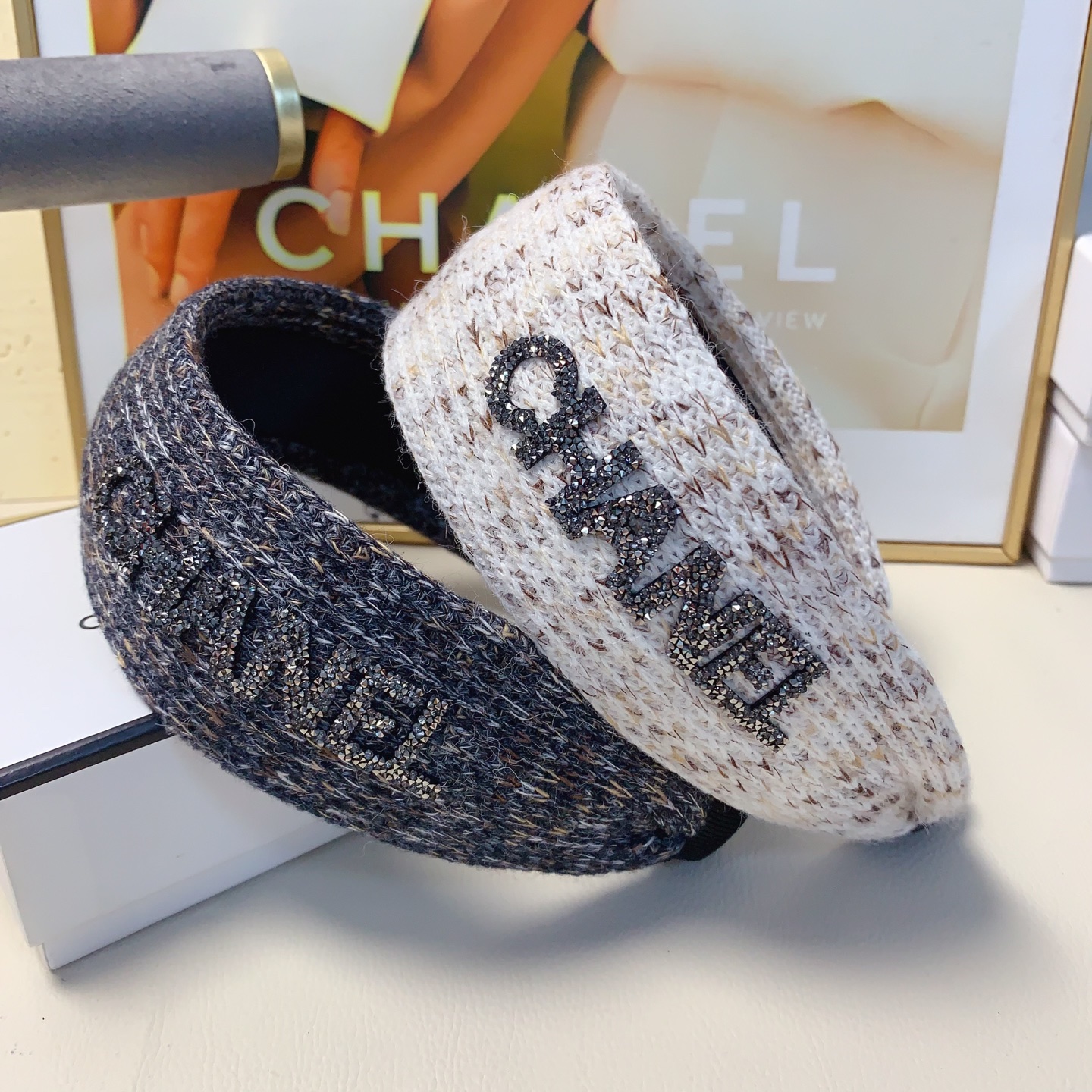 Chanel pequeño Chanel diadema diadema de lana con letras y pedrería, estilo lujo, elegante y versátil, imprescindible p…