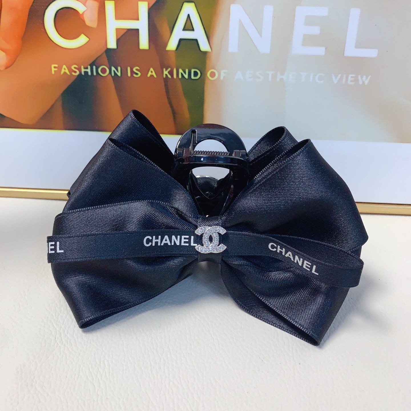 Chanel pequeño Chanel pinza pinza de lazo con logo elegante y versátil para uso diario, pequeño accesorio exquisito, ar…