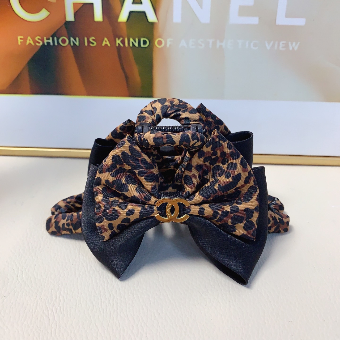 chanel pequeño, pinza de pelo chanel, pinza de pelo con lazo de leopardo y logo de titanio y acero, elegante y versátil…