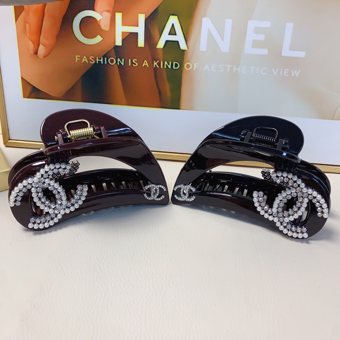 chanel pequeño, pinza de pelo chanel, pinza de pelo con forma de corazón y logo de perlas, elegante y versátil, pequeño…