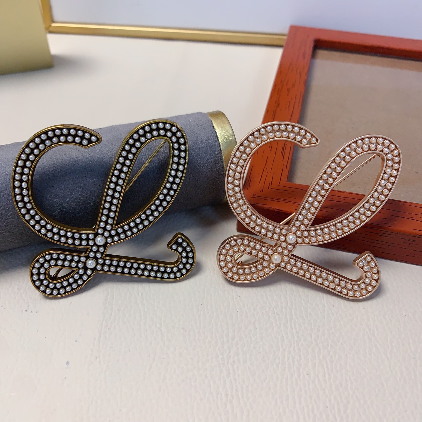 Broche Loewe, broche clásico de perlas con logo, retro, elegante y de alta gama, exquisito, imprescindible pa…