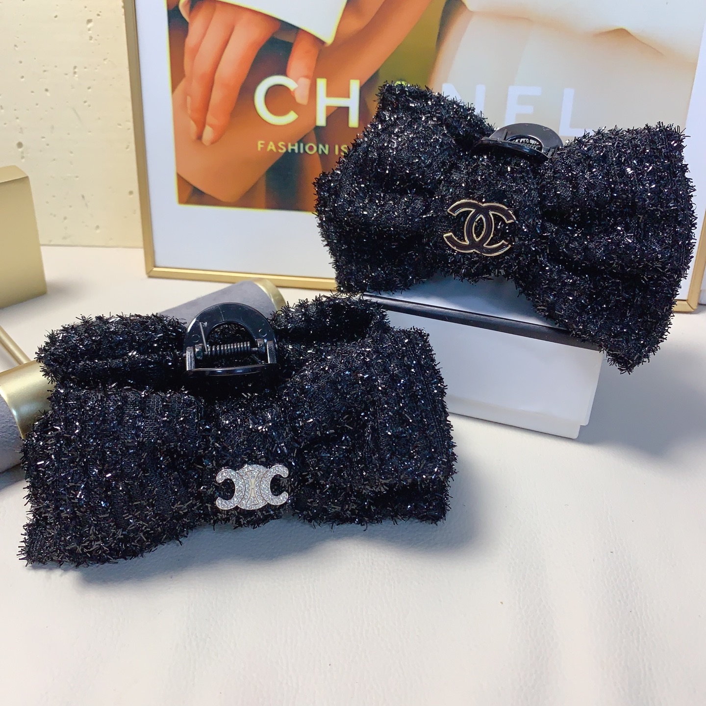 chanel celine Pinza para el cabello con nuevo logo, elegante y versátil para el diario, accesorio sofisticado. Impresci…