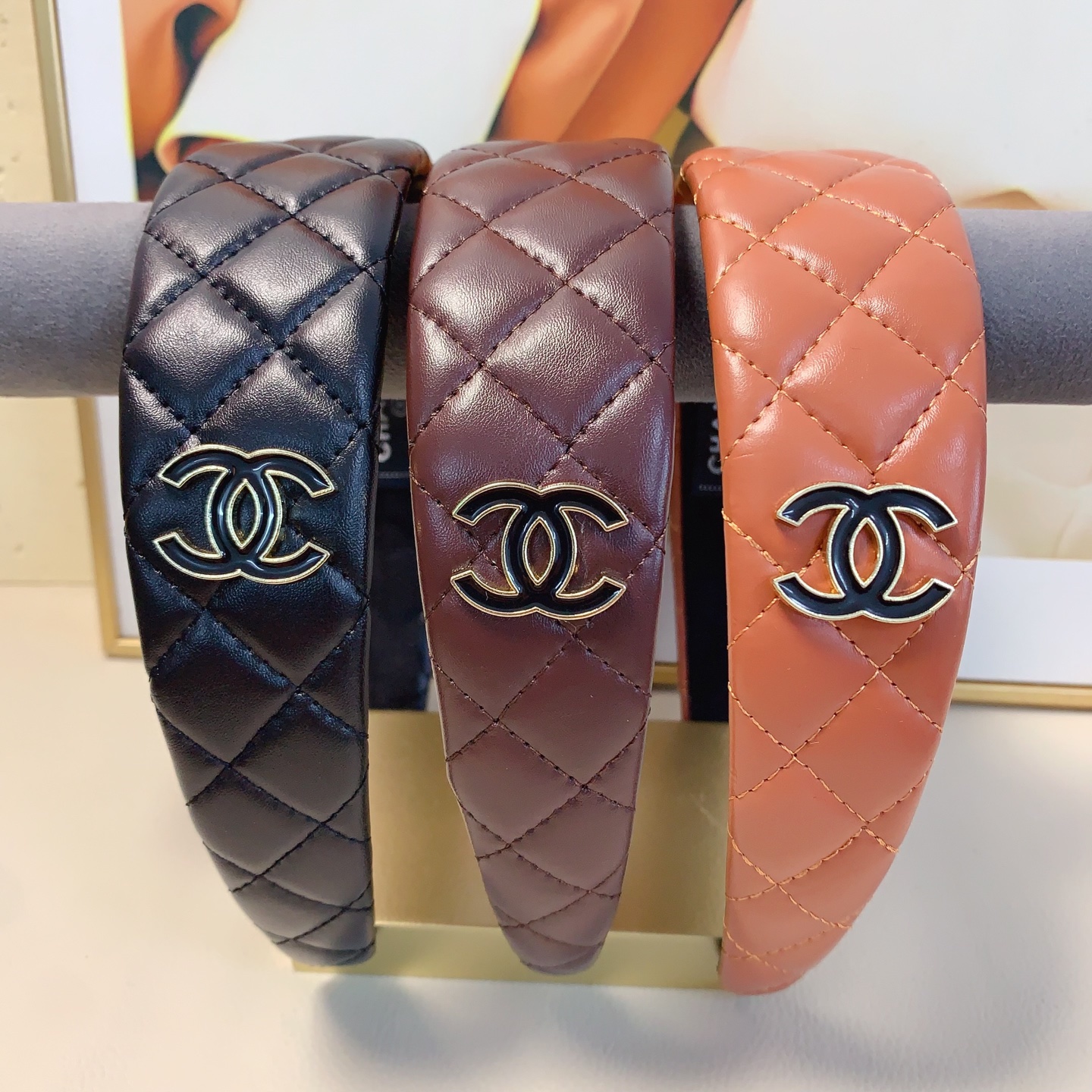 Chanel diadema de piel de cordero con patrón de rombos y aceite, estilo lujoso, elegante y versátil, imprescindible par…