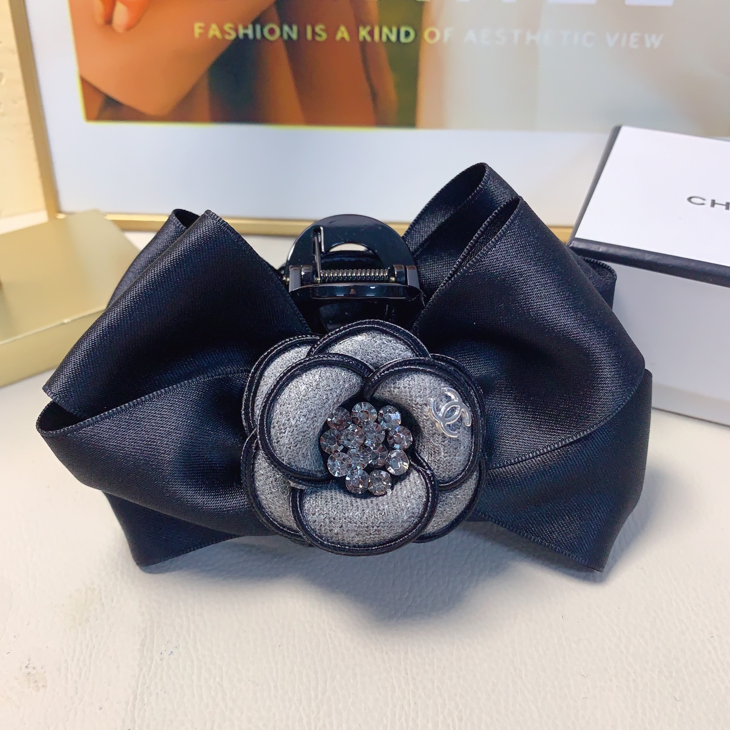 Chanel pequeño Chanel pinza para el cabello pinza de mariposa de camelia elegante y versátil para uso diario, pequeño a…