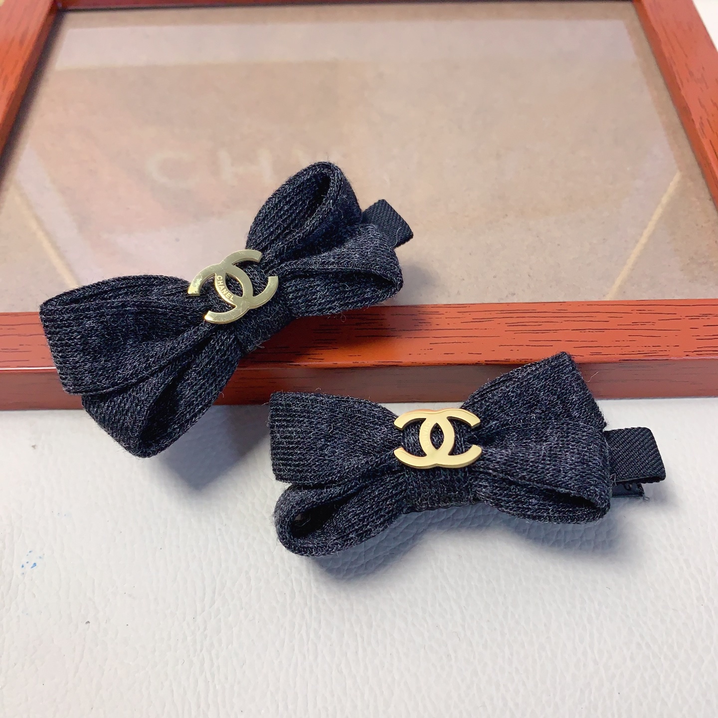 Chanel pequeño Chanel pinza para el cabello, pinza lateral con lazo y logo de acero de titanio presionado, accesorio di…
