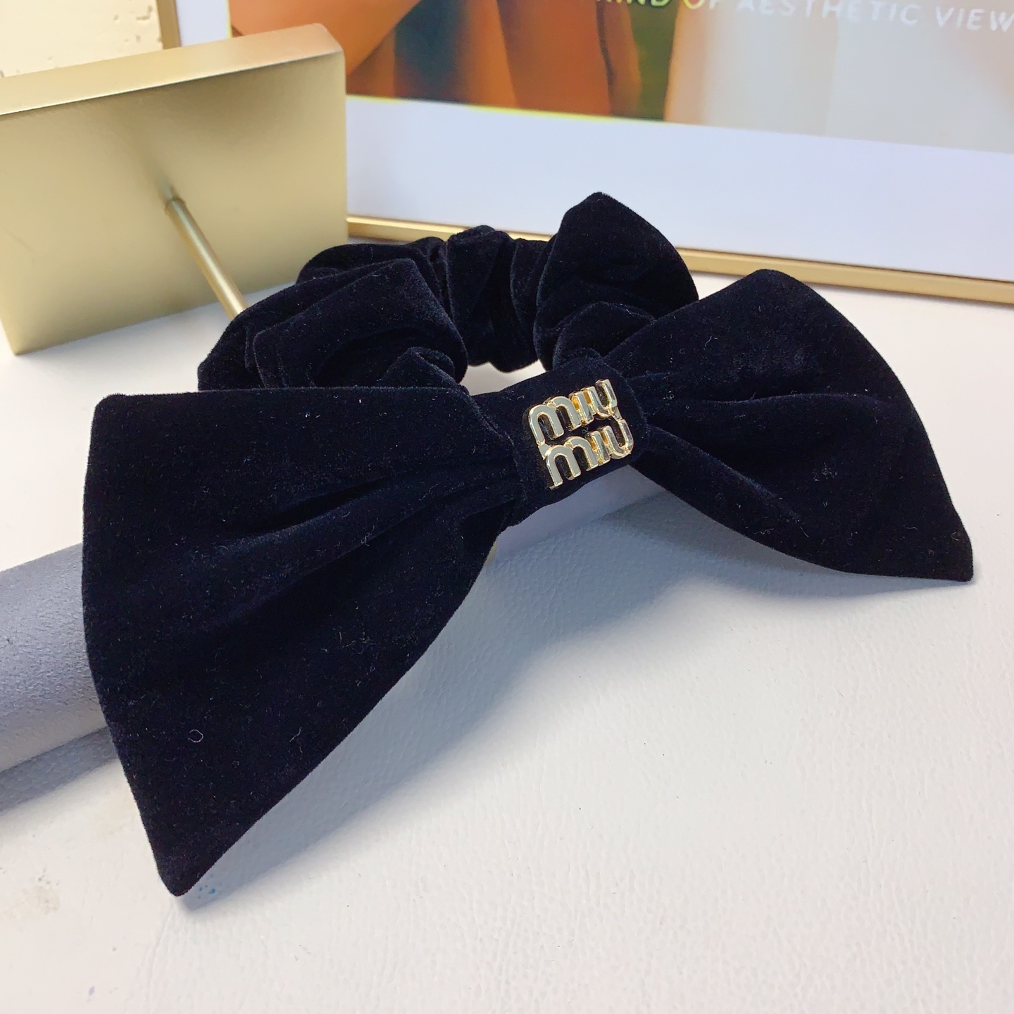 miumiu miumiu goma elástica para el pelo, lazo de terciopelo, coletero grande, artículo pequeño y exquisito para el día…