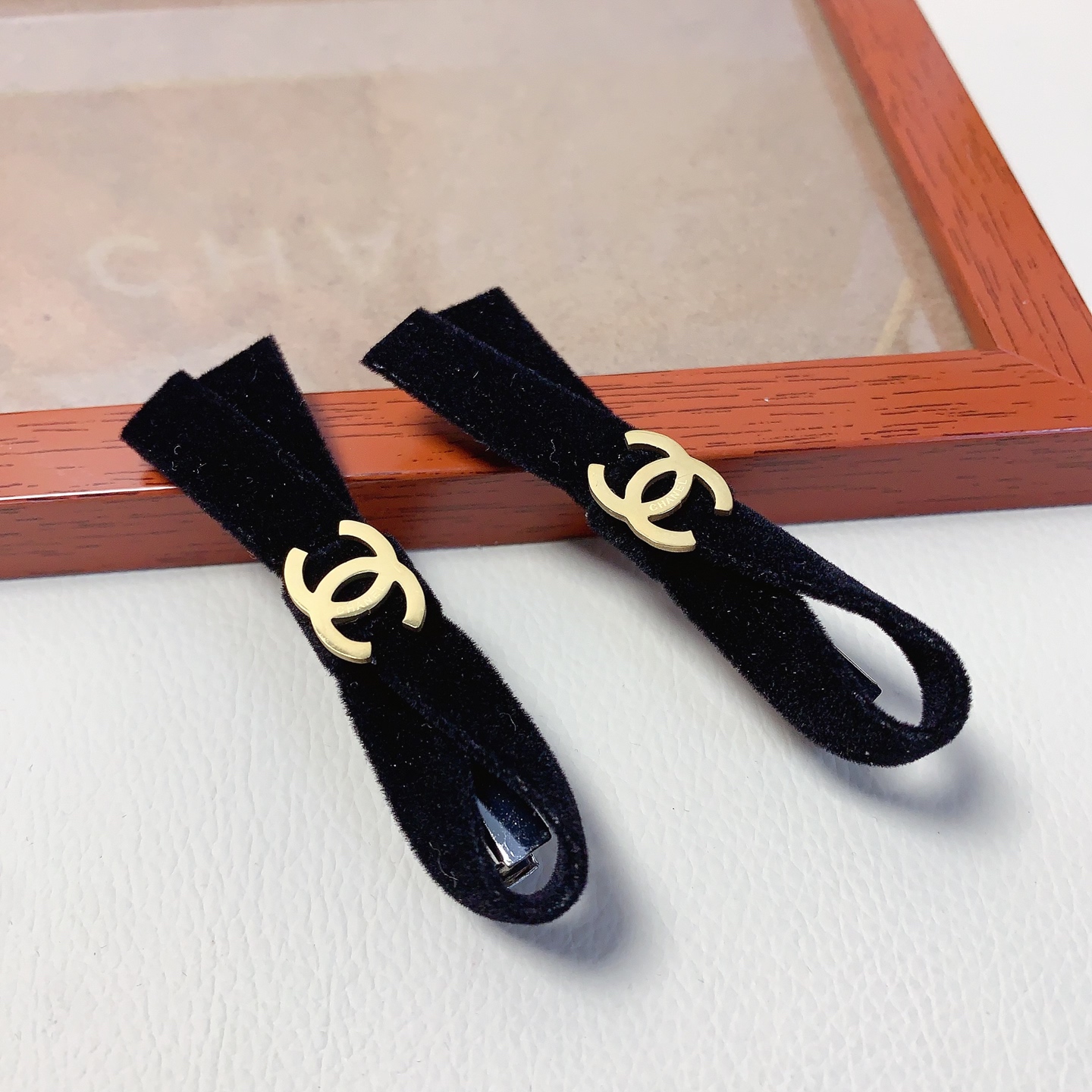 Chanel pequeño Chanel pinza para el cabello, pinza lateral con lazo de terciopelo y logo de acero de titanio presionado…