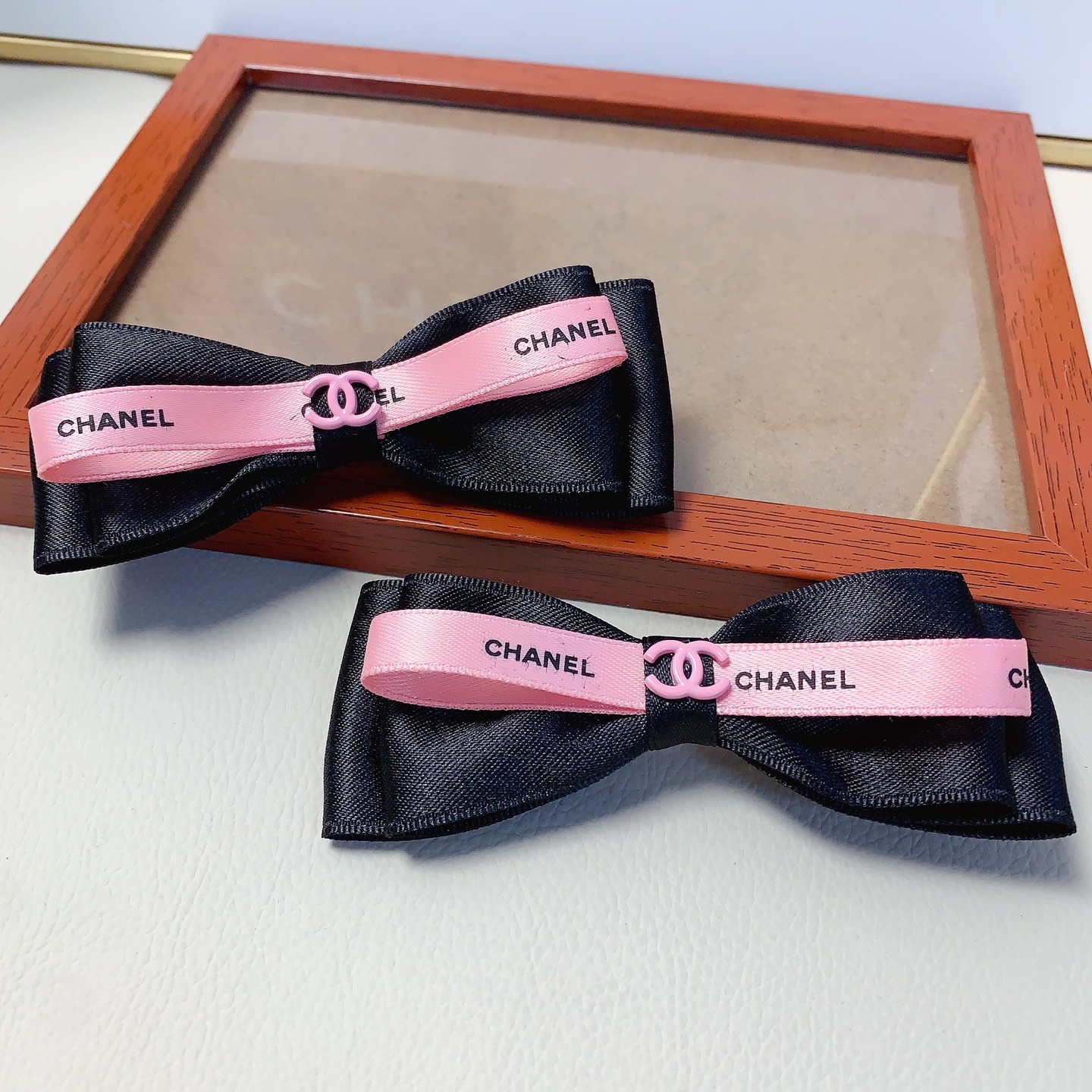 Chanel pequeño Chanel pinza para el cabello, pinza lateral con lazo de cinta y logo presionado, accesorio diario exquis…