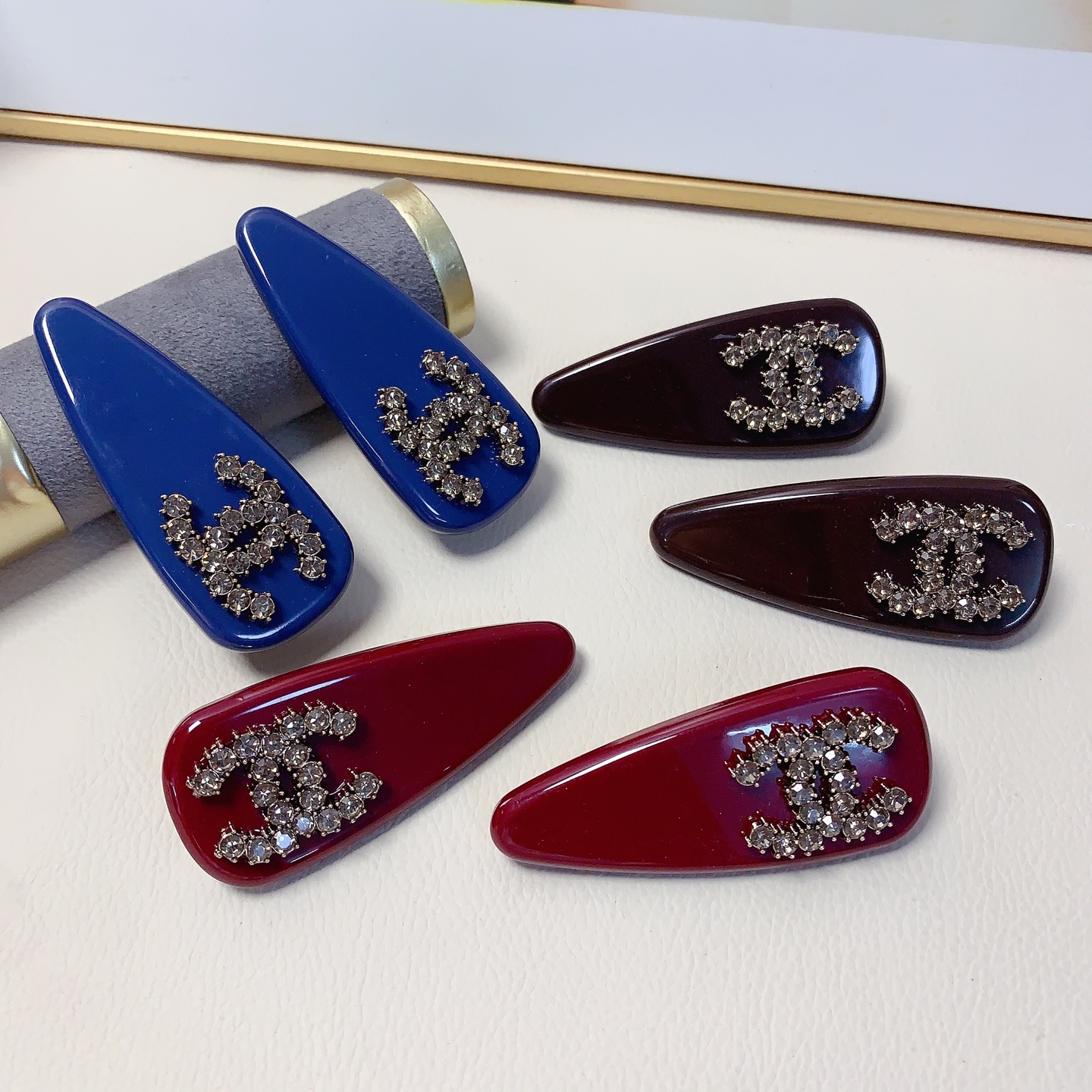 Chanel pequeño, horquilla Chanel, horquilla de acetato con logo lleno de diamantes, pinza lateral, pequeño accesorio di…