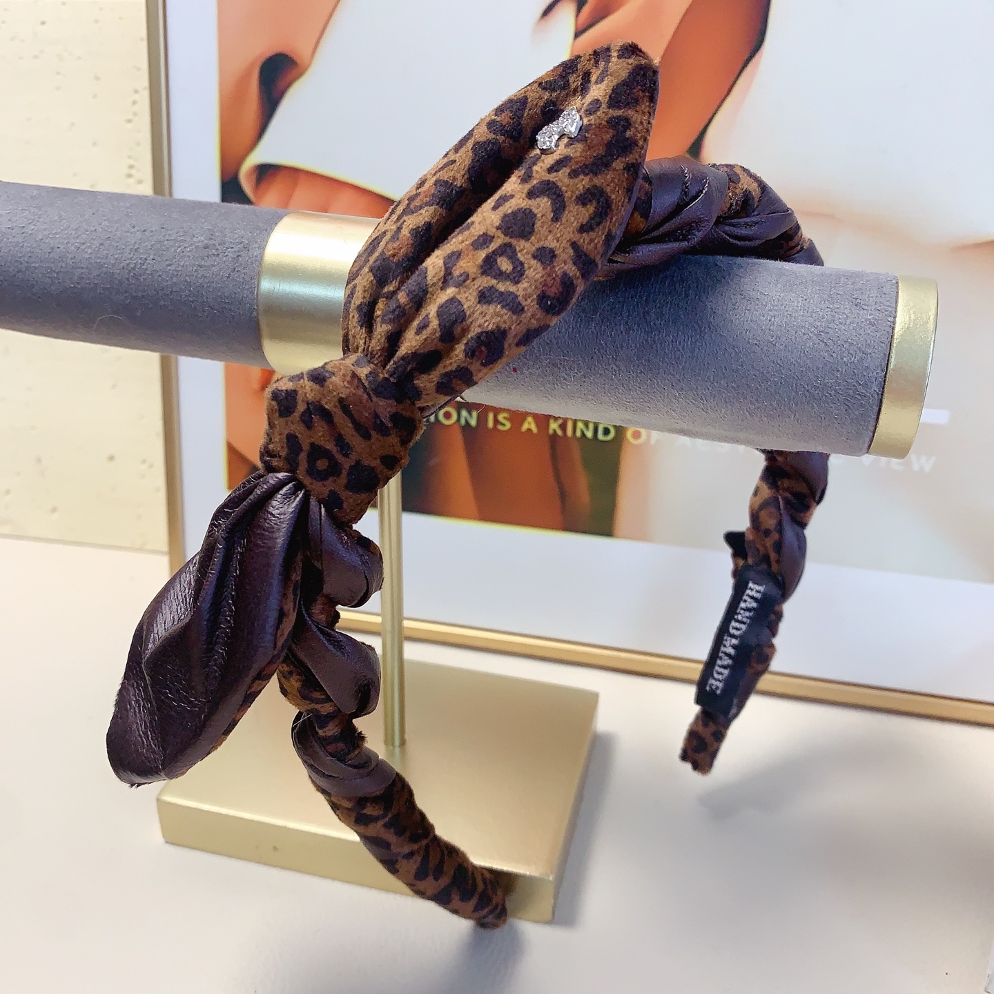 Chanel diadema con lazo y piel de leopardo combinada con dientes antideslizantes, estilo minimalista y lujoso, elegante…