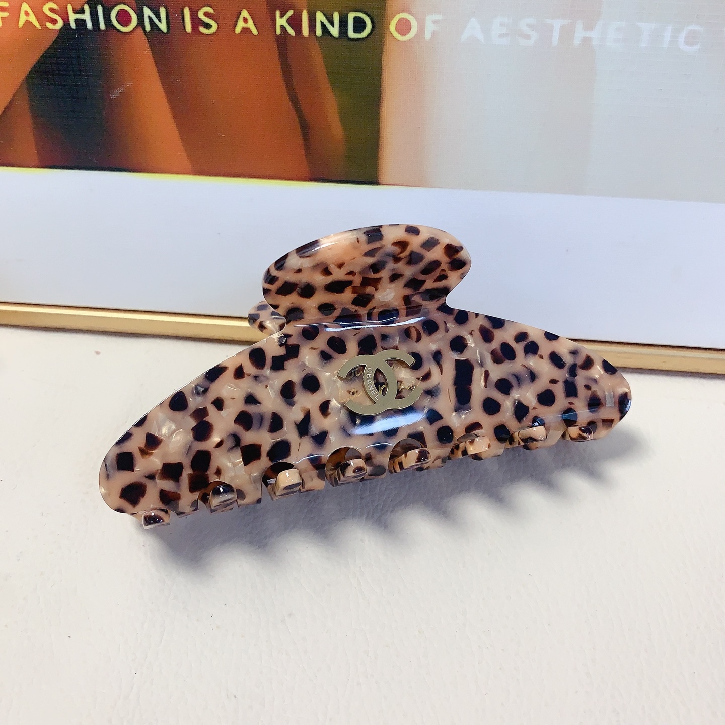 Chanel pequeño Chanel pinza para el cabello pinza de leopardo con logo de acetato y acero inoxidable elegante y versáti…