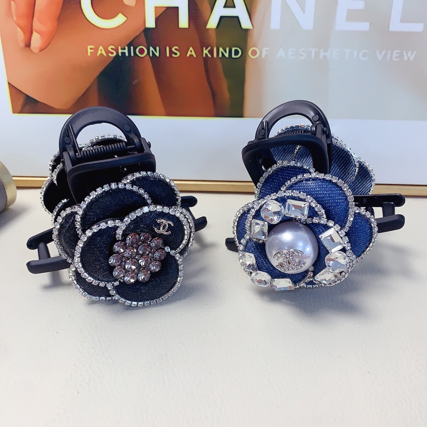 Chanel pequeño Chanel pinza para el cabello pinza con logo de camelia elegante y versátil accesorio diario exquisito im…