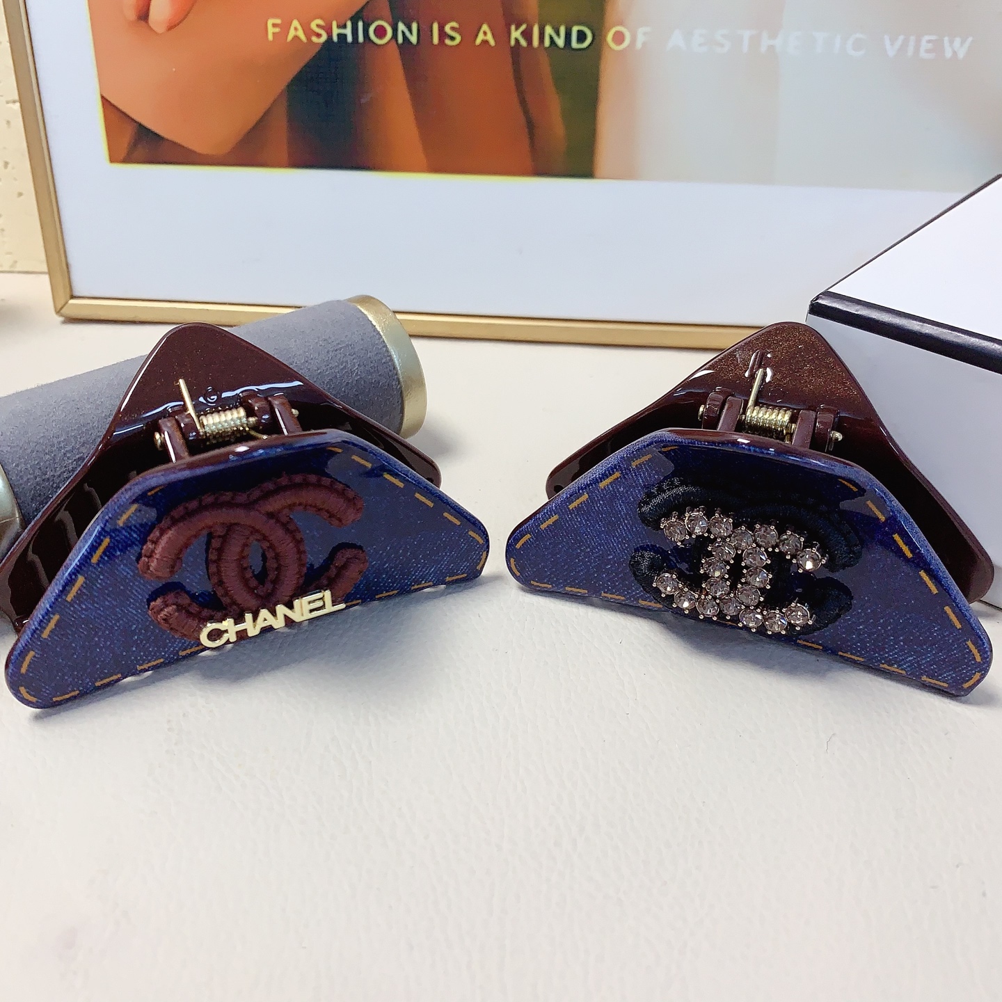 Chanel pequeño Chanel pinza para el cabello pinza triangular con logo de acetato elegante y versátil accesorio diario e…