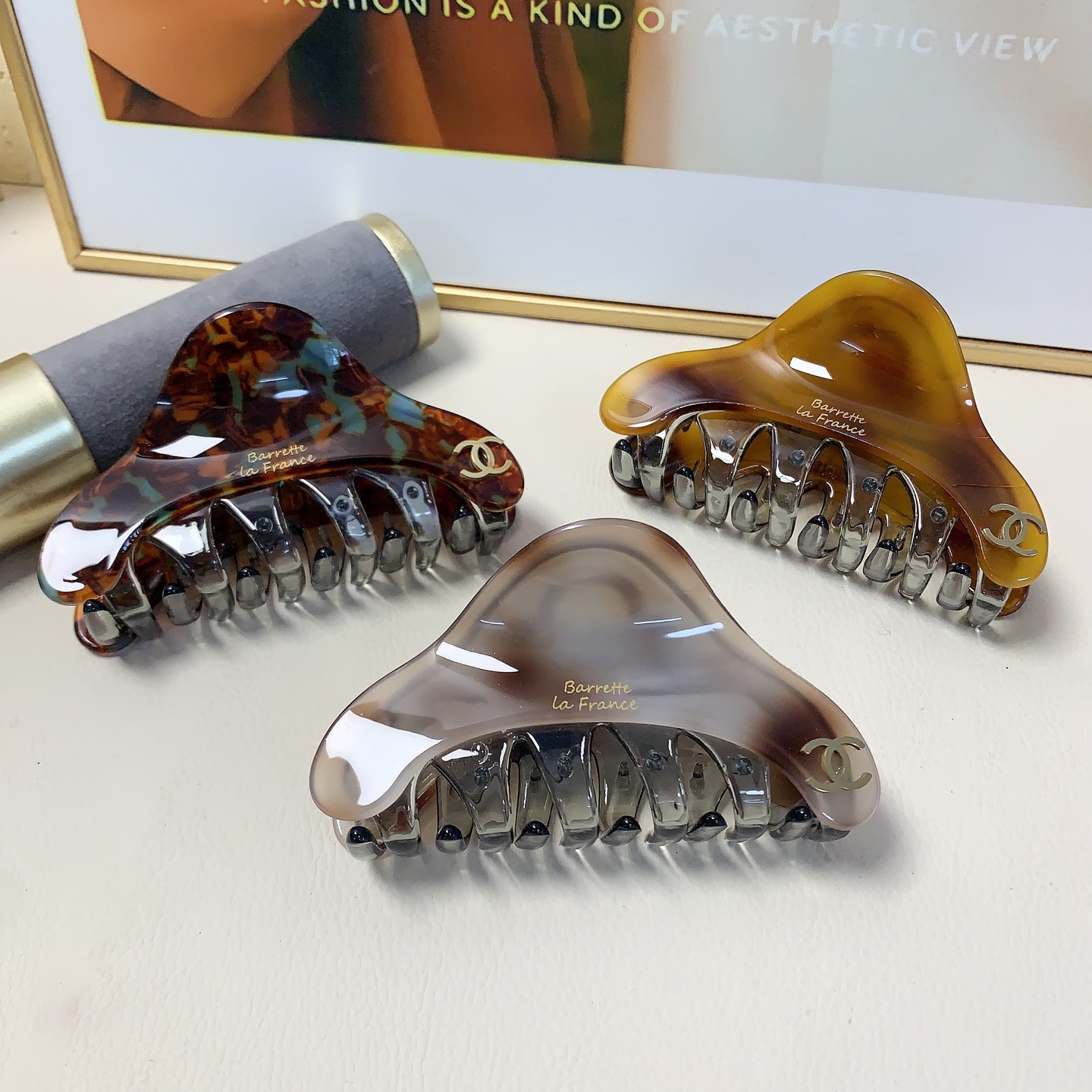 chanel pequeño chanel pinza para el cabello pinza con logo de acero titanio y acetato elegante y versátil artículo diar…