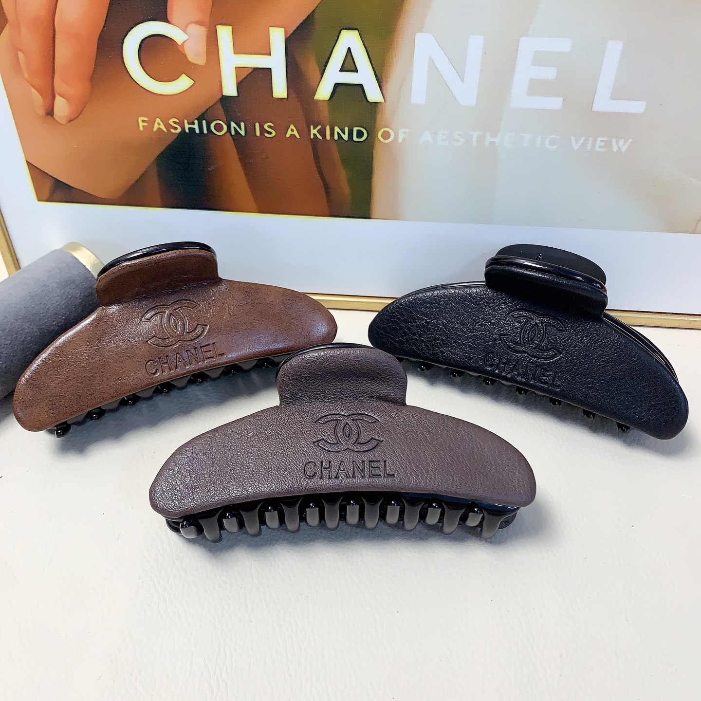 chanel pequeño chanel pinza para el cabello pinza con logo en relieve de cuero elegante y versátil artículo diario exqu…