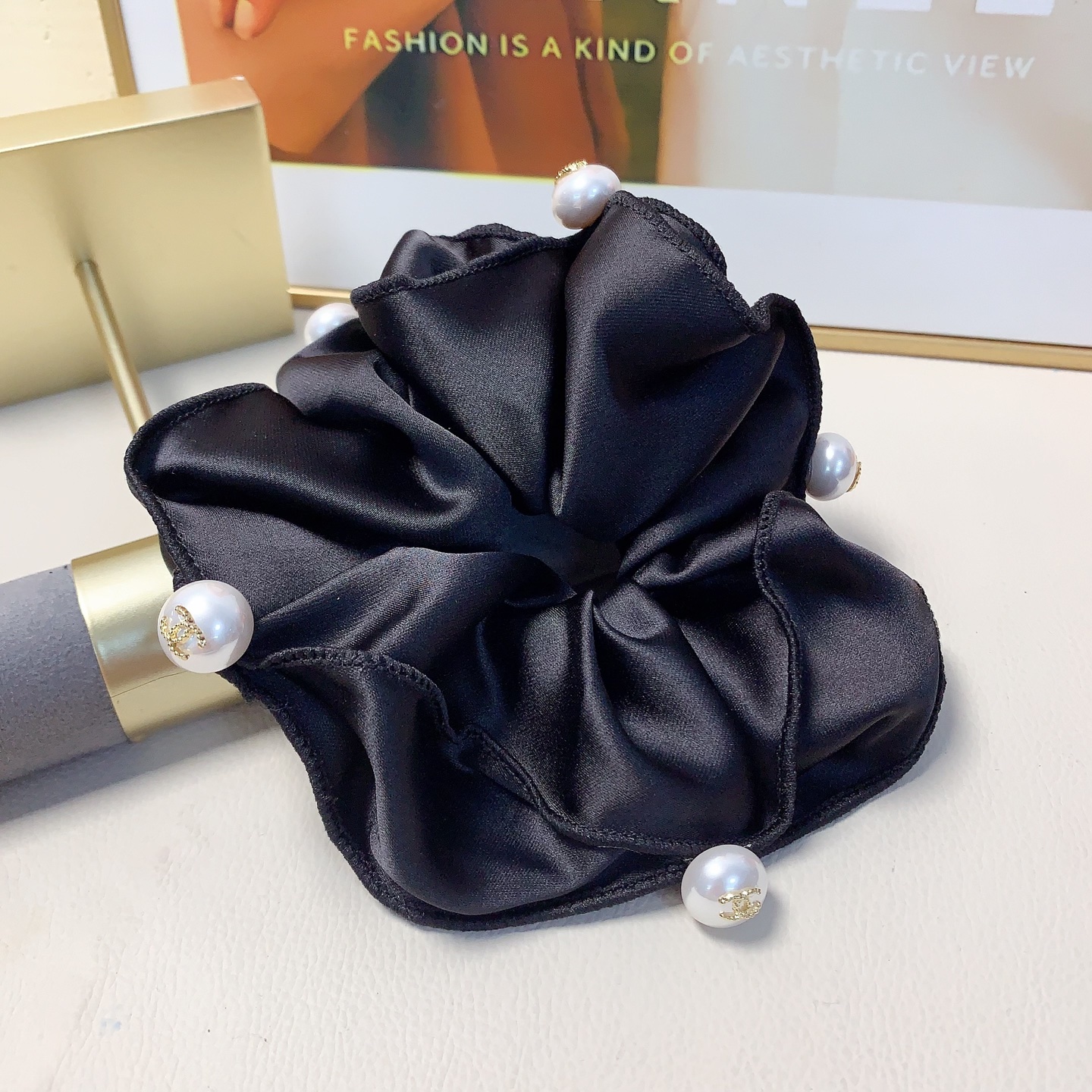 Chanel pequeño Chanel elástico para el cabello, coletero de perlas, elegante y versátil, imprescindible para hadas pequ…