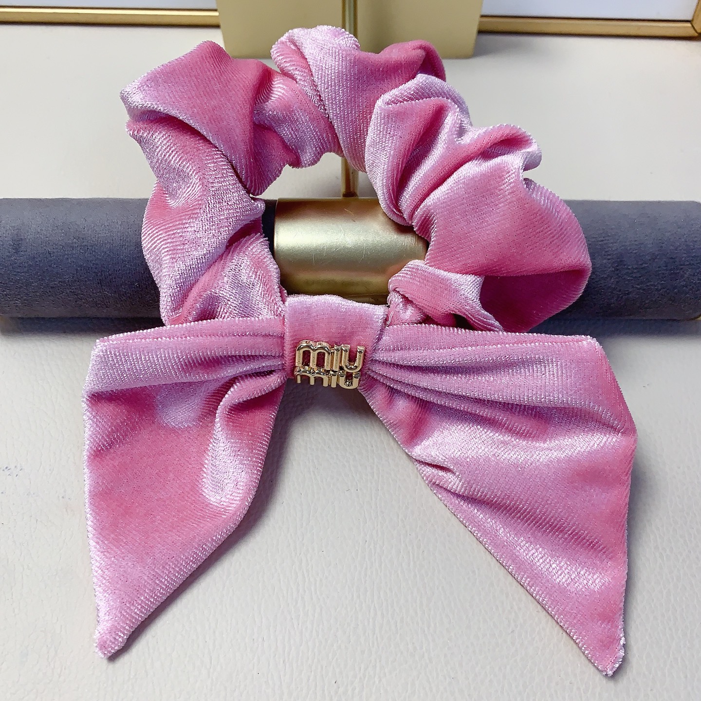 miumiu miumiu goma elástica para el pelo, lazo de terciopelo, coletero grande, artículo pequeño y exquisito para el día…
