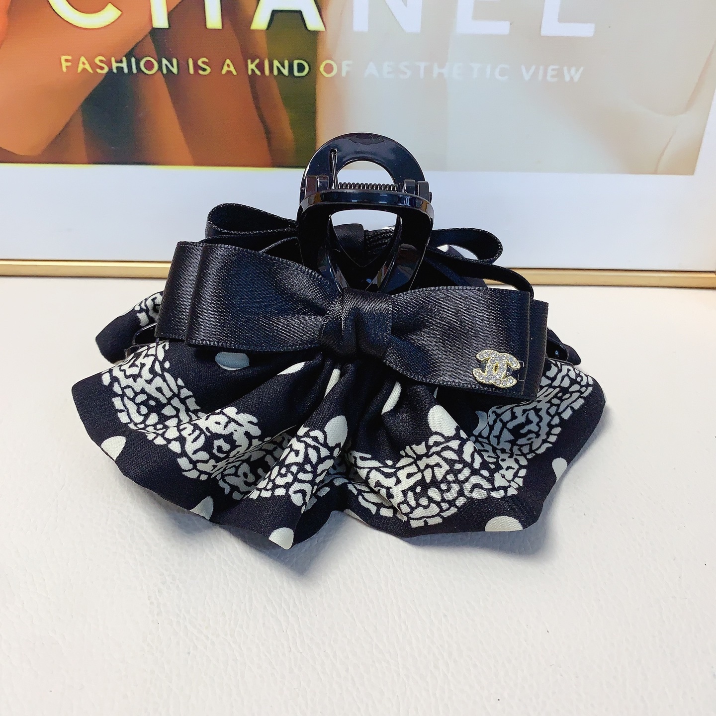 Horquilla CHANEL pequeña, pinza de lazo con lunares y falda, elegante y versátil, accesorio diario refinado, imprescind…