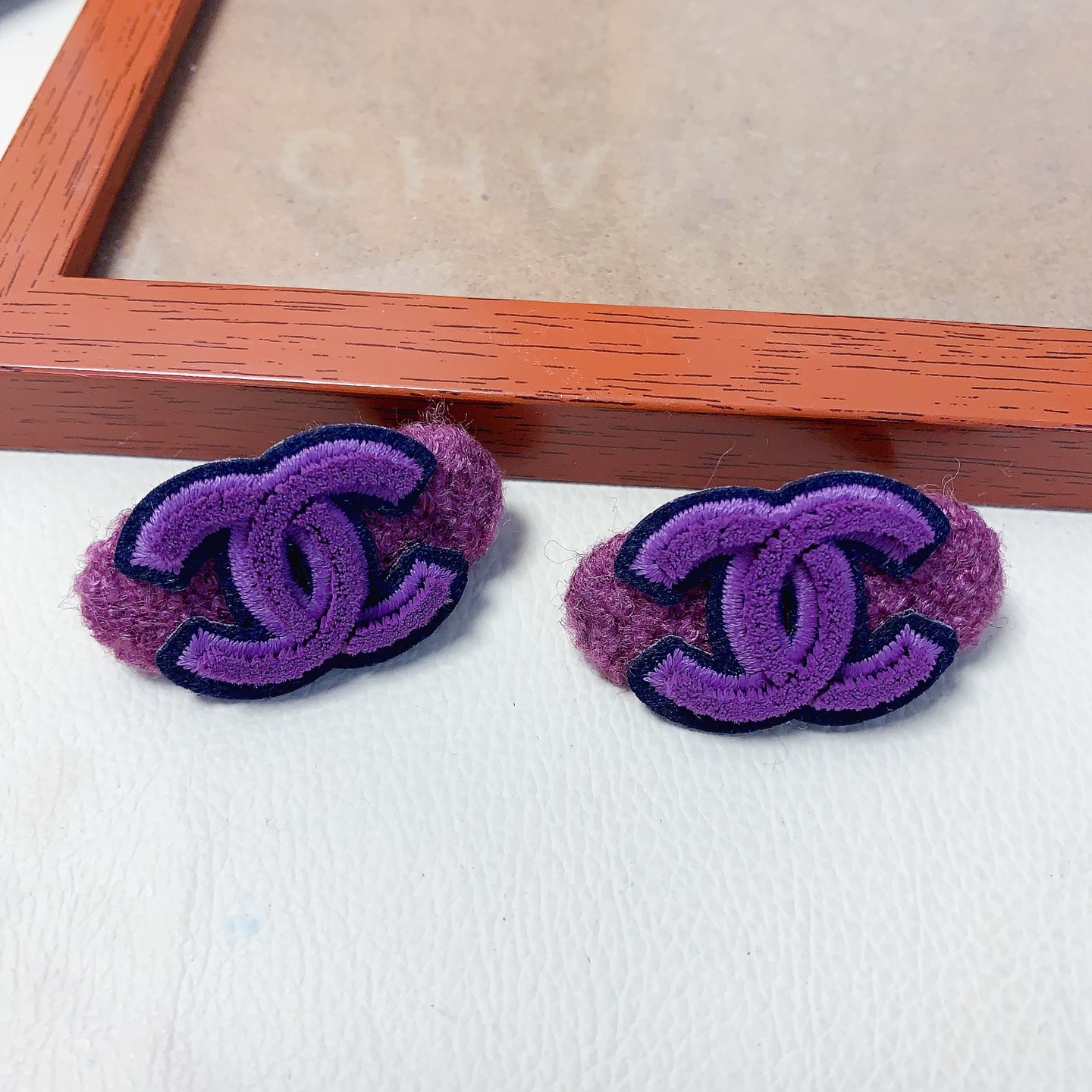 Chanel pequeño Chanel pin para el cabello, pinza lateral de tweed, accesorio diario exquisito, elegante y versátil, imp…
