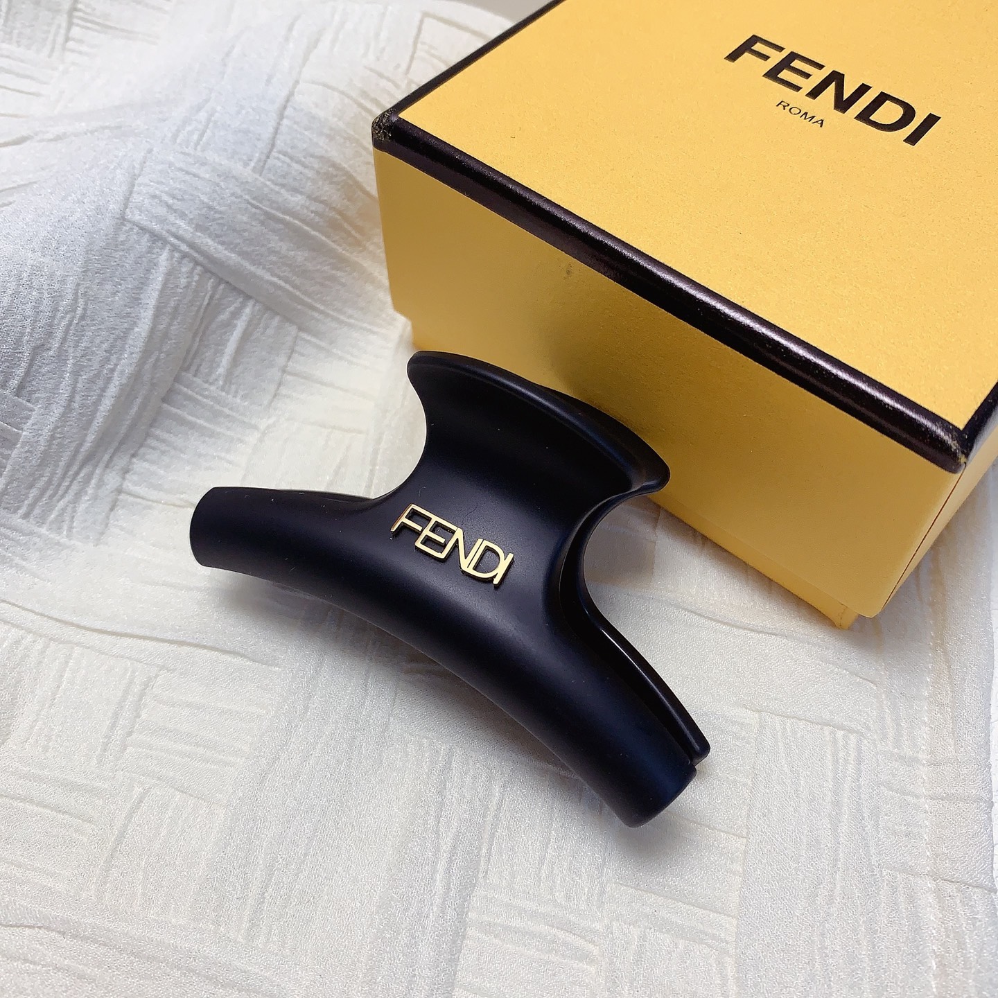 Fendi Fendi pinza para el pelo, pinza de agarre mate con letras simples, elegante y versátil, accesorio diari…